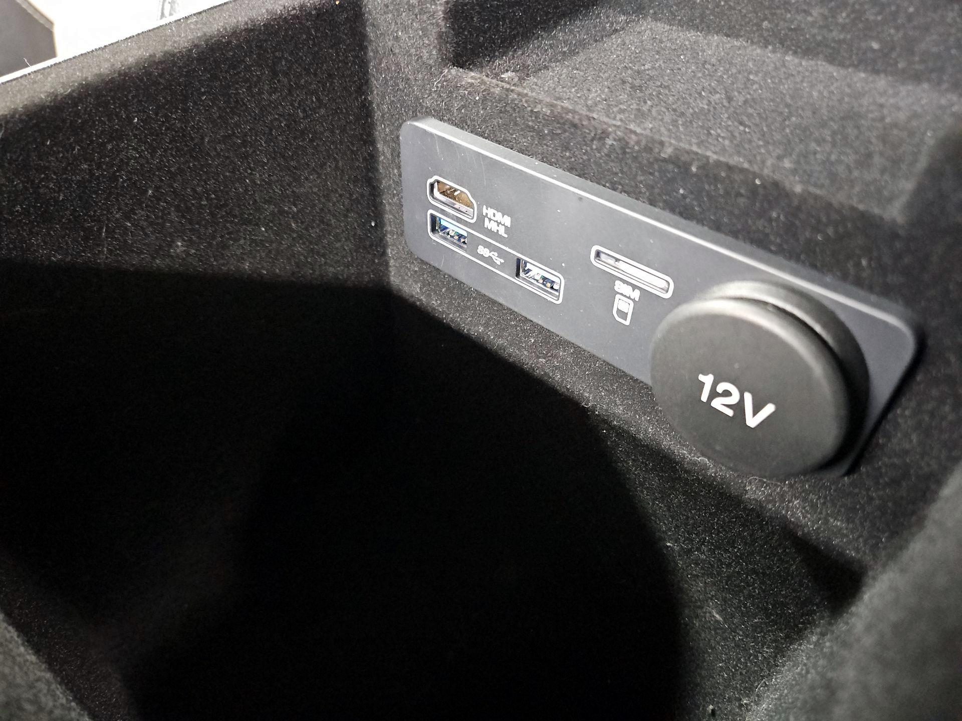 Thumbnail: 2017 Jaguar F-Pace - 19