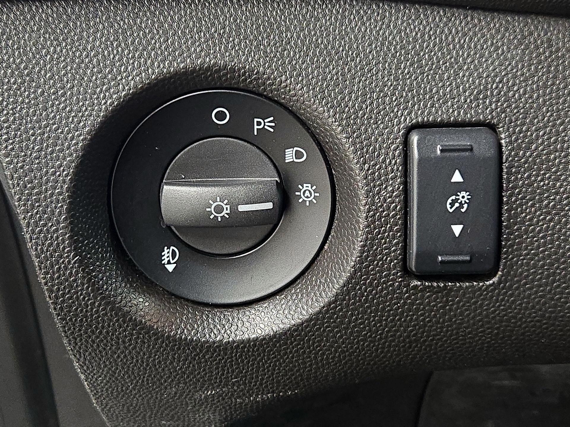 Thumbnail: 2015 Ford Fiesta - 13