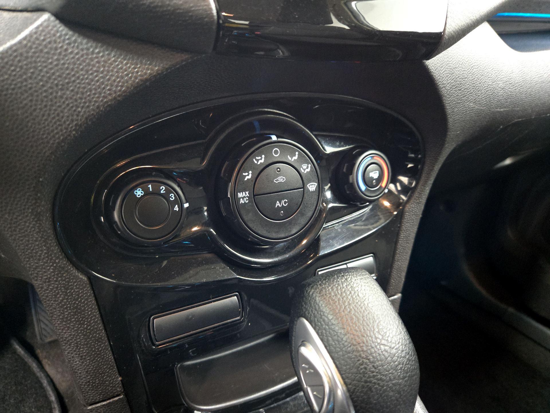 Thumbnail: 2015 Ford Fiesta - 15