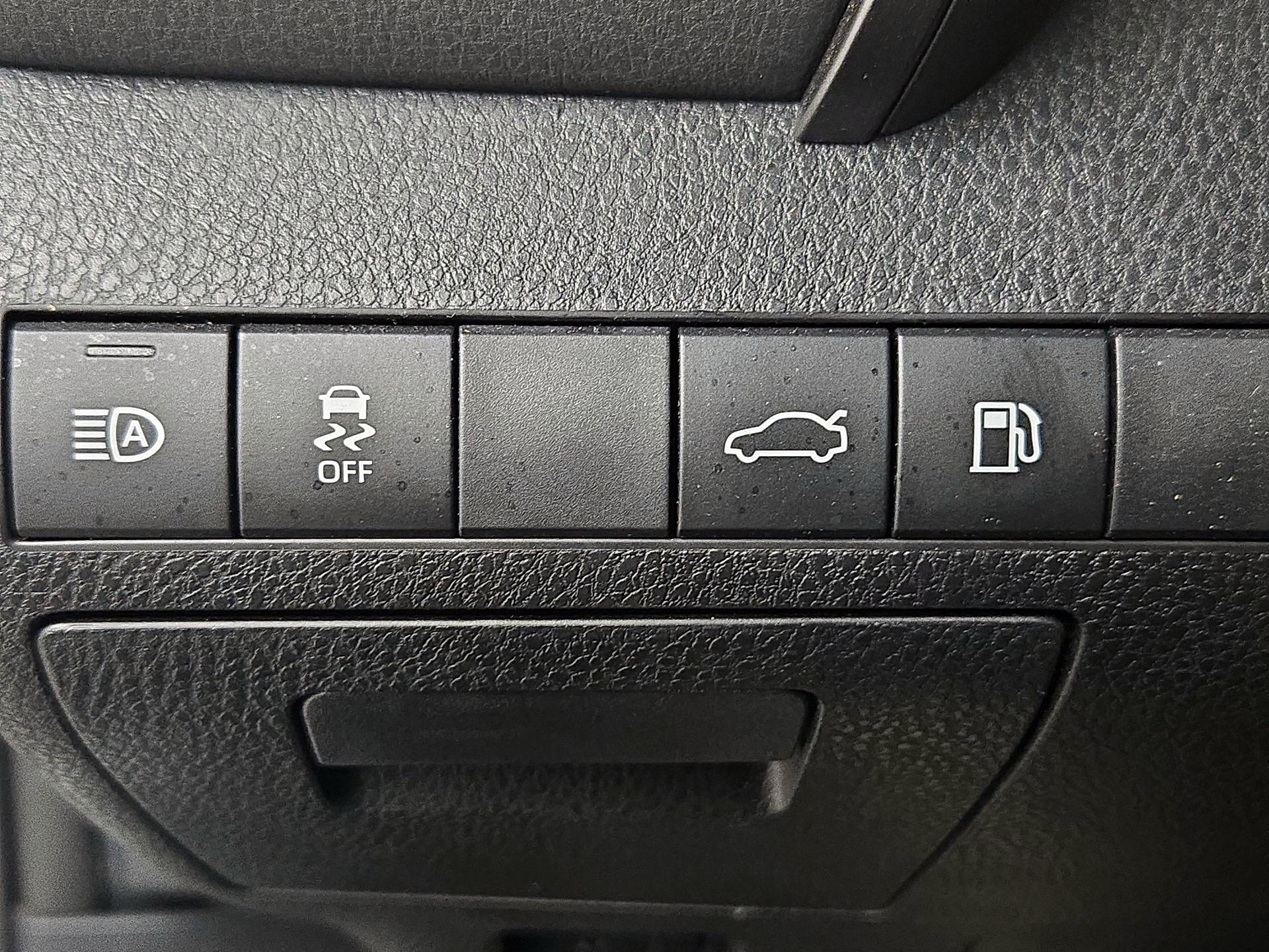 Thumbnail: 2018 Toyota Camry - 13