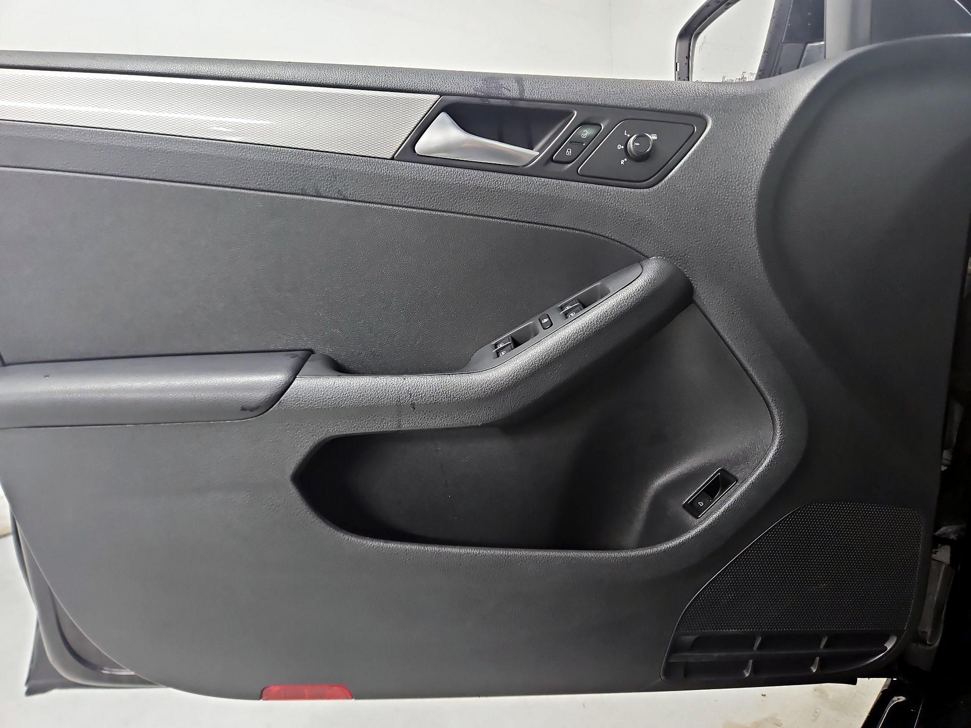 Thumbnail: 2017 Volkswagen Jetta - 12