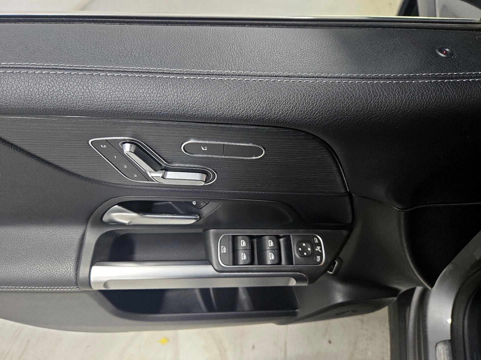 Thumbnail: 2020 Mercedes-Benz GLB - 12