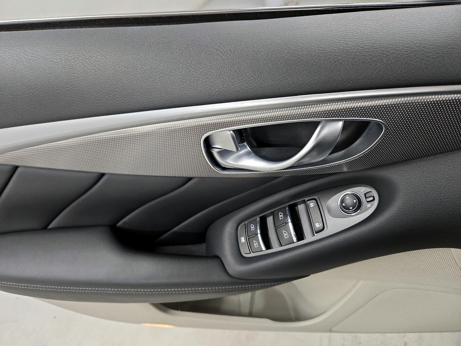 Thumbnail: 2015 INFINITI Q50 - 12