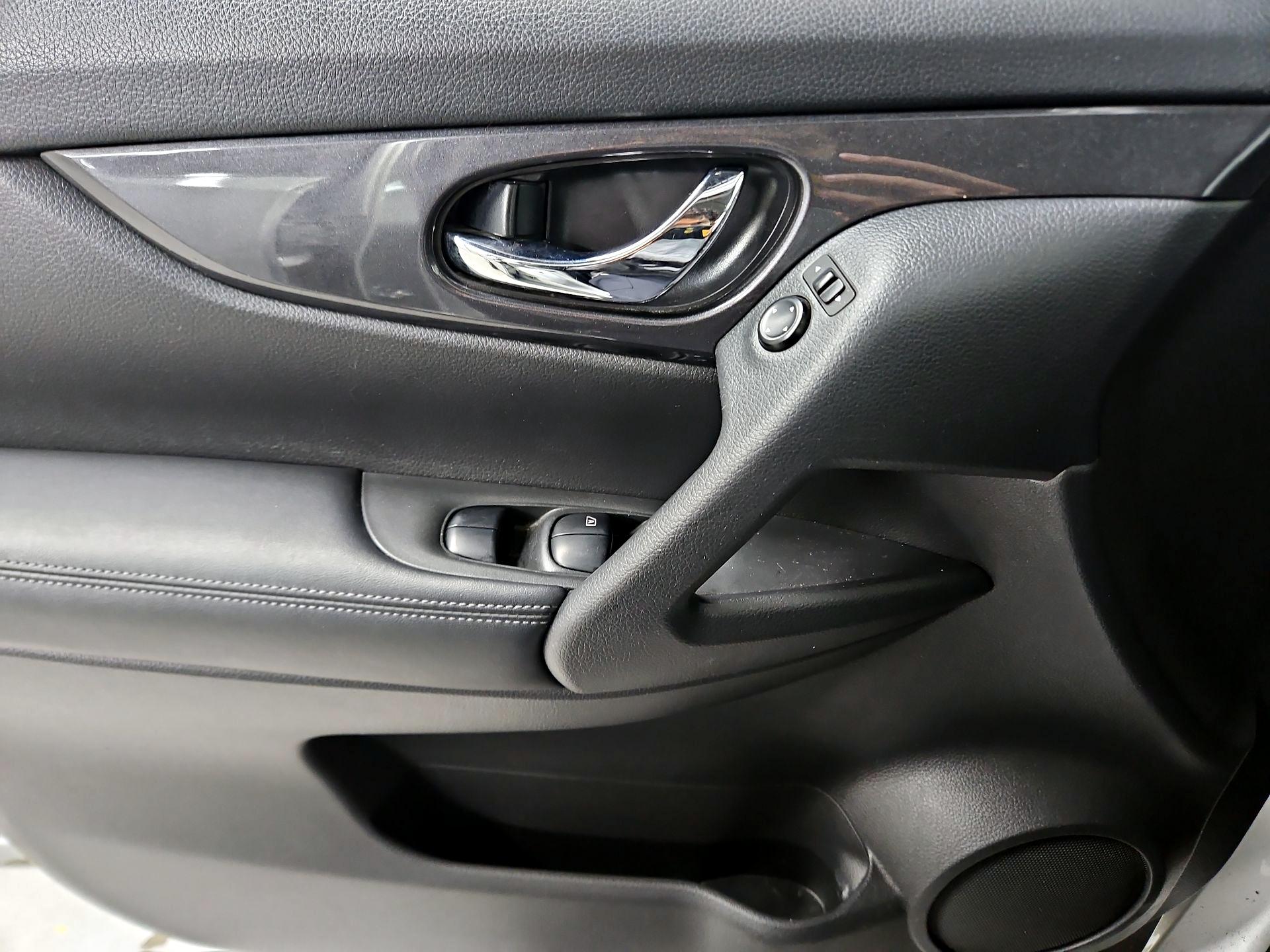 Thumbnail: 2017 Nissan Rogue - 12