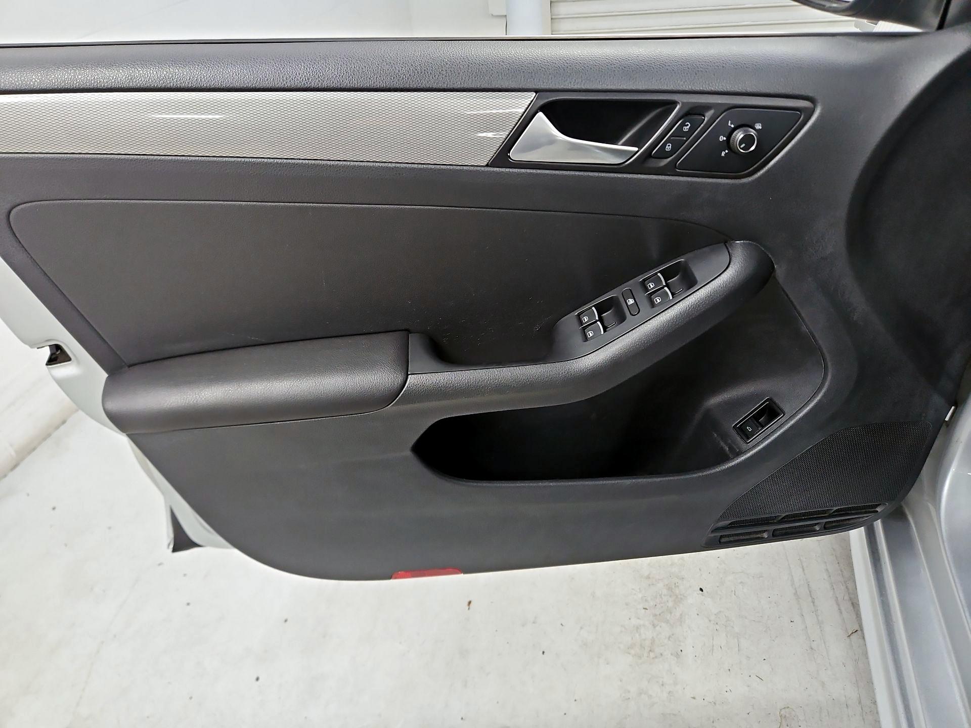 Thumbnail: 2015 Volkswagen Jetta - 12