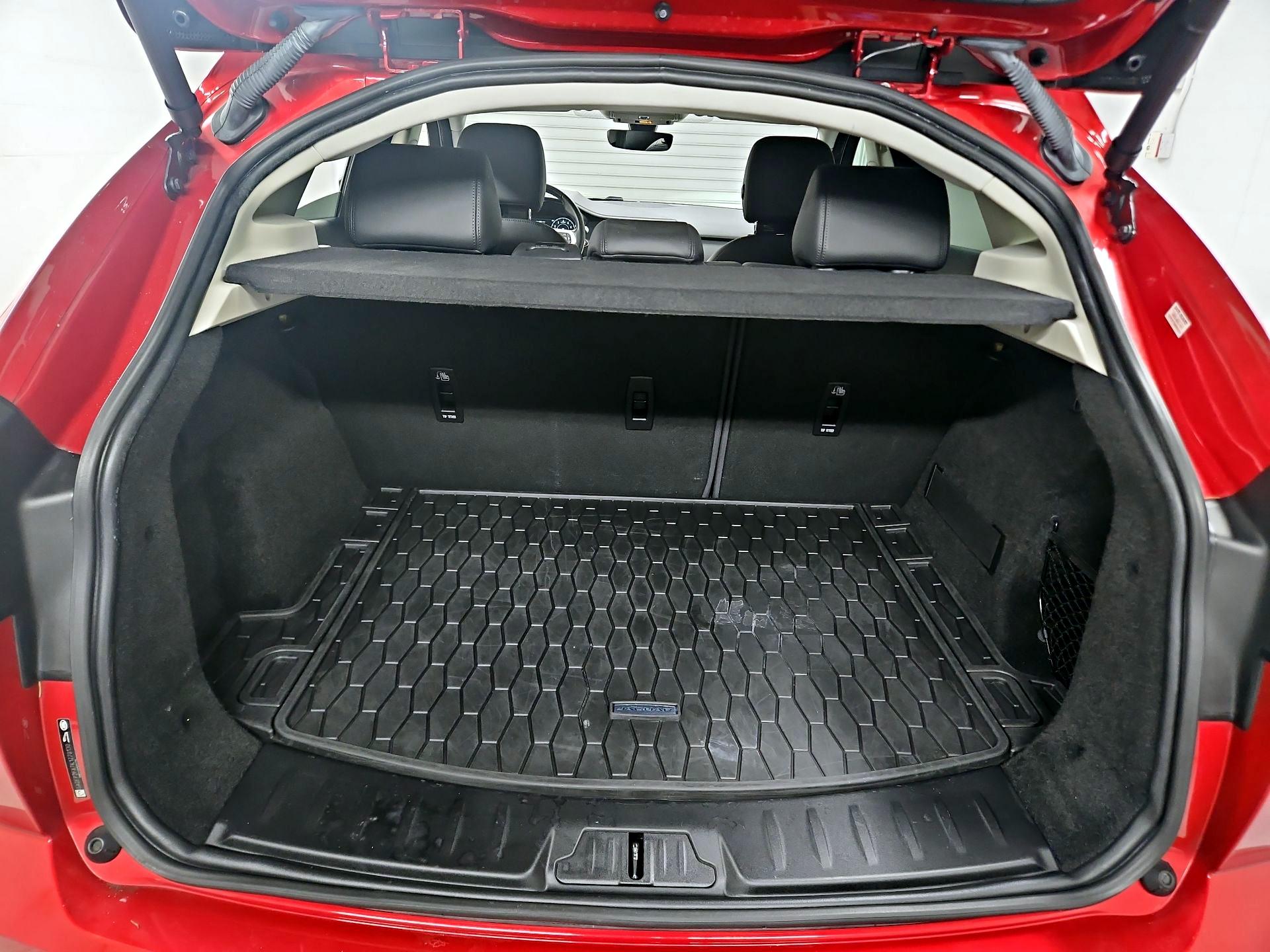 Thumbnail: 2019 Jaguar E-Pace - 20