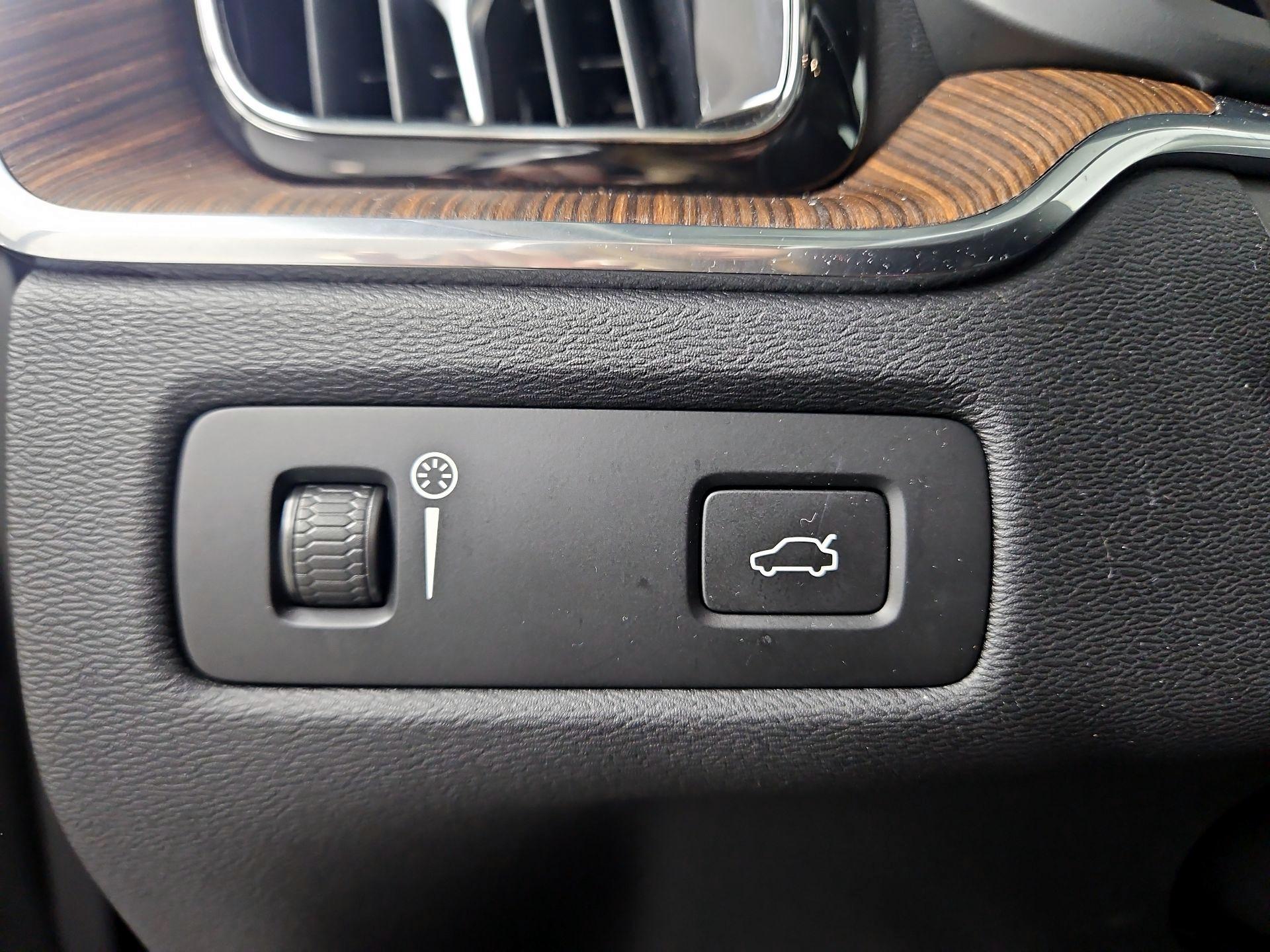 Thumbnail: 2021 Volvo XC60 - 13