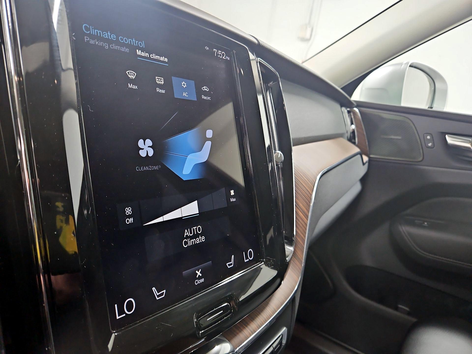 Thumbnail: 2021 Volvo XC60 - 17