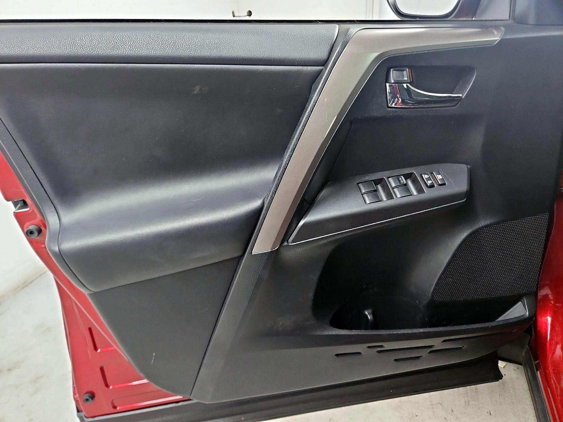 Thumbnail: 2018 Toyota RAV4 - 12