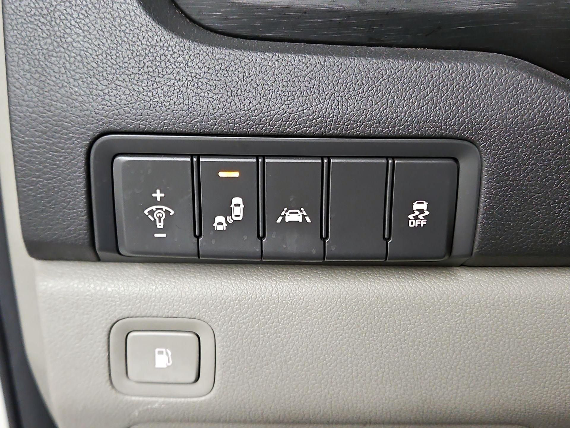 Thumbnail: 2017 Kia Sedona - 13