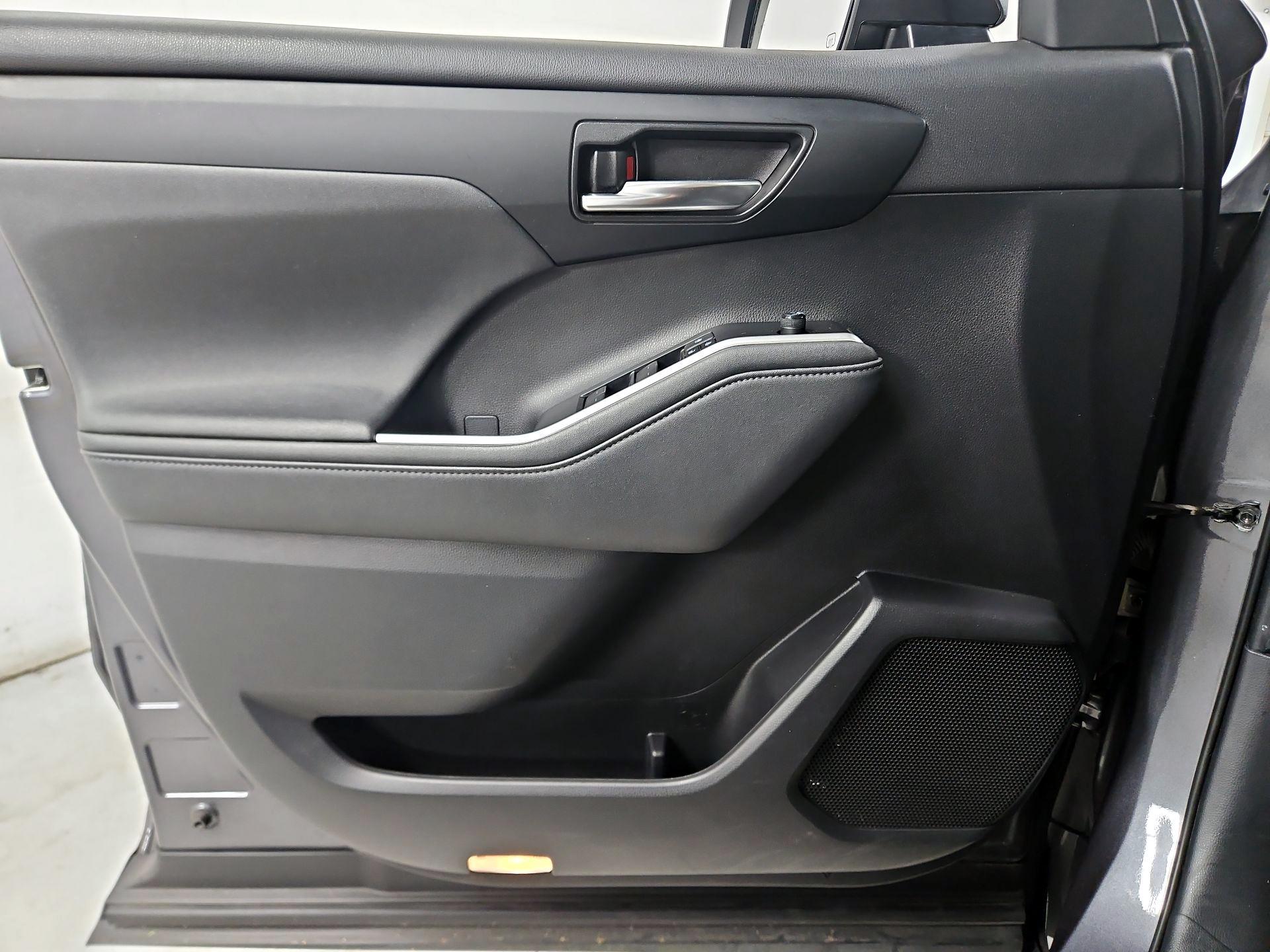 Thumbnail: 2021 Toyota Highlander - 12