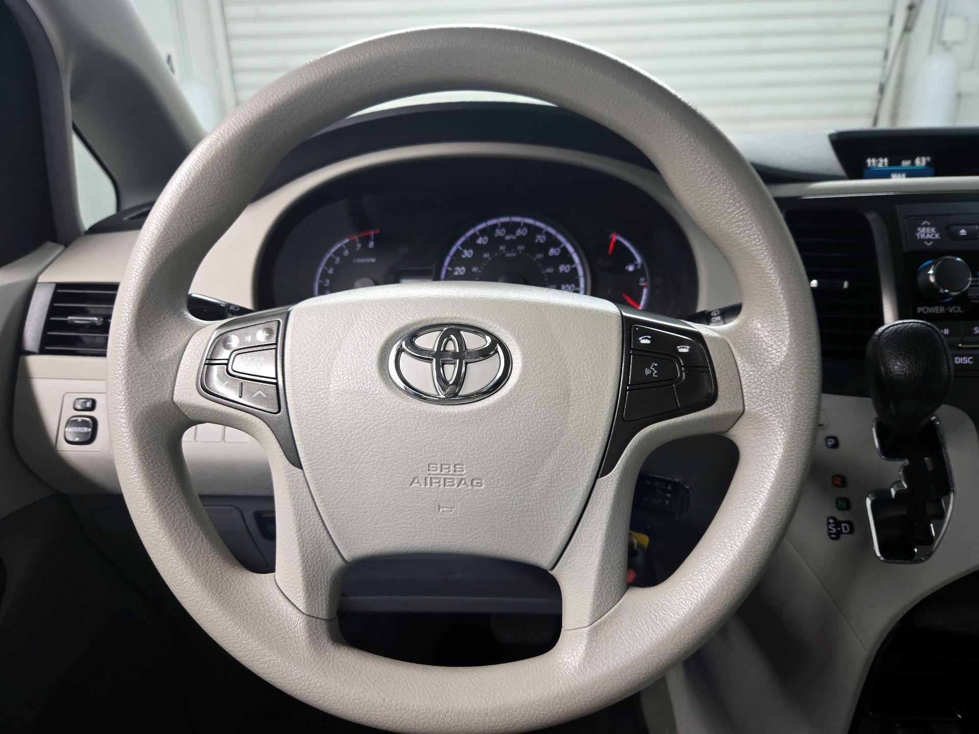 Thumbnail: 2014 Toyota Sienna - 10