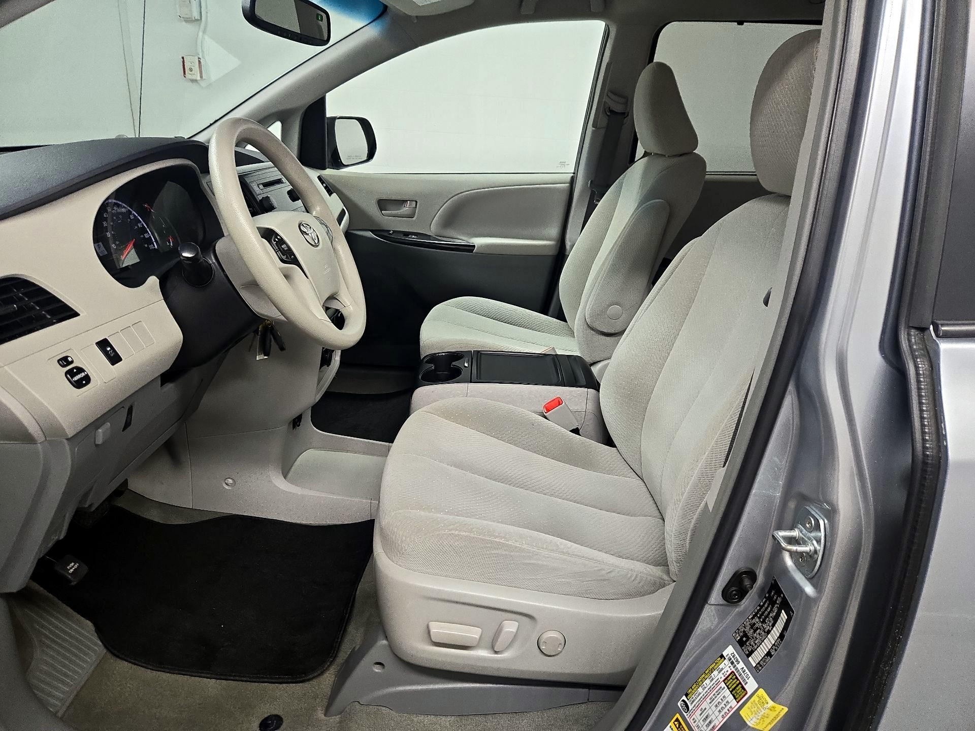 Thumbnail: 2014 Toyota Sienna - 11