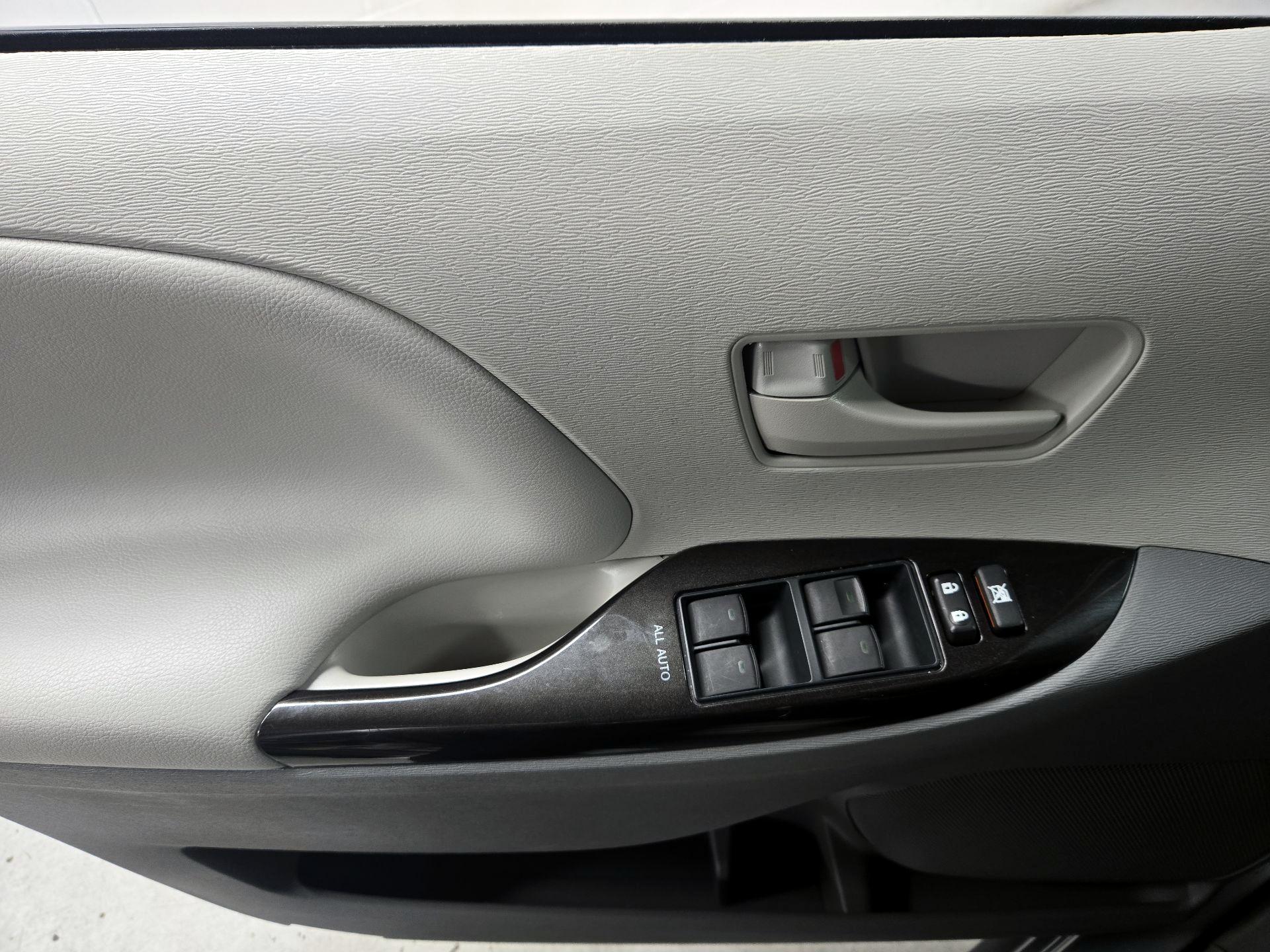 Thumbnail: 2014 Toyota Sienna - 12