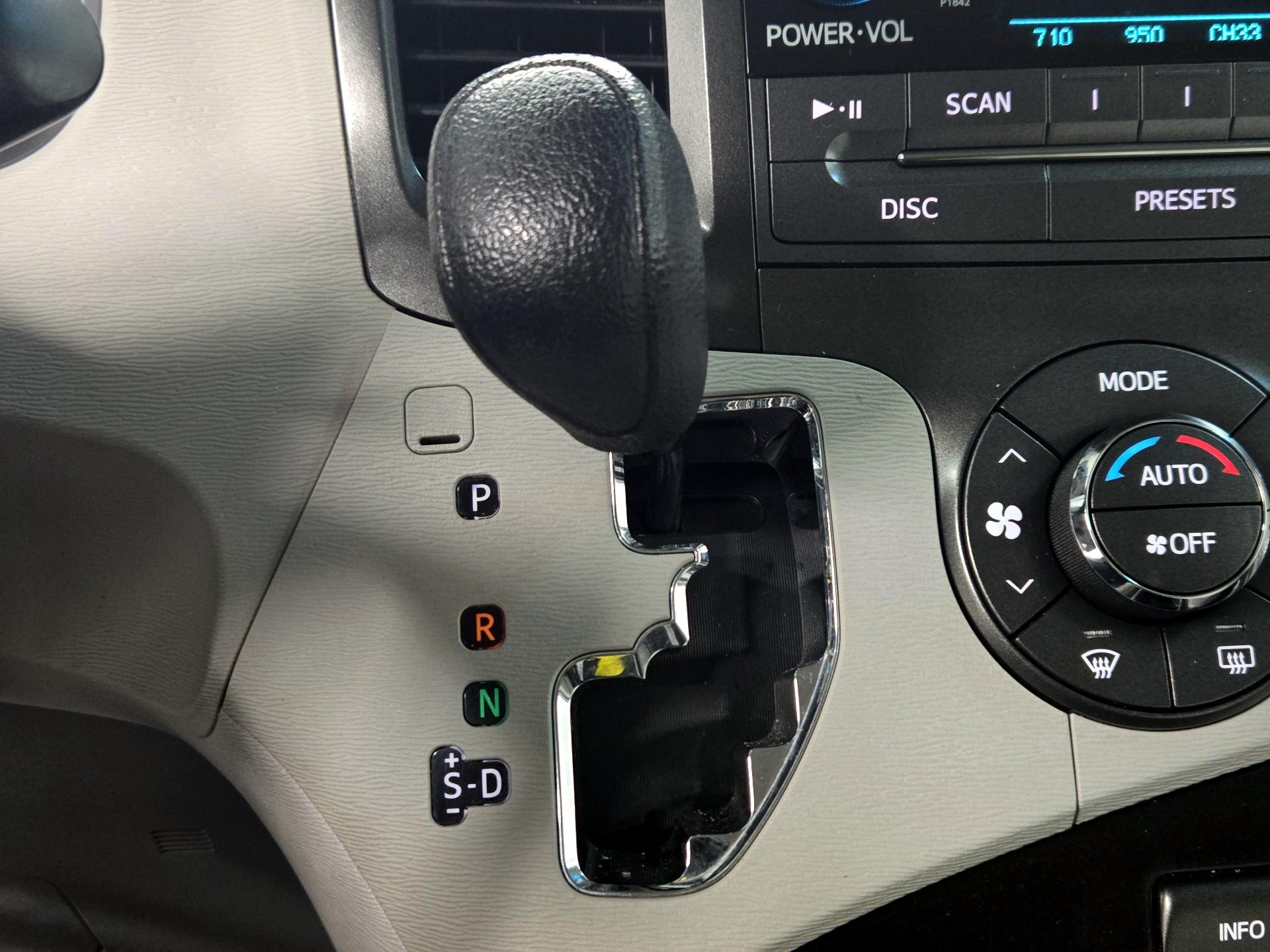 Thumbnail: 2014 Toyota Sienna - 17