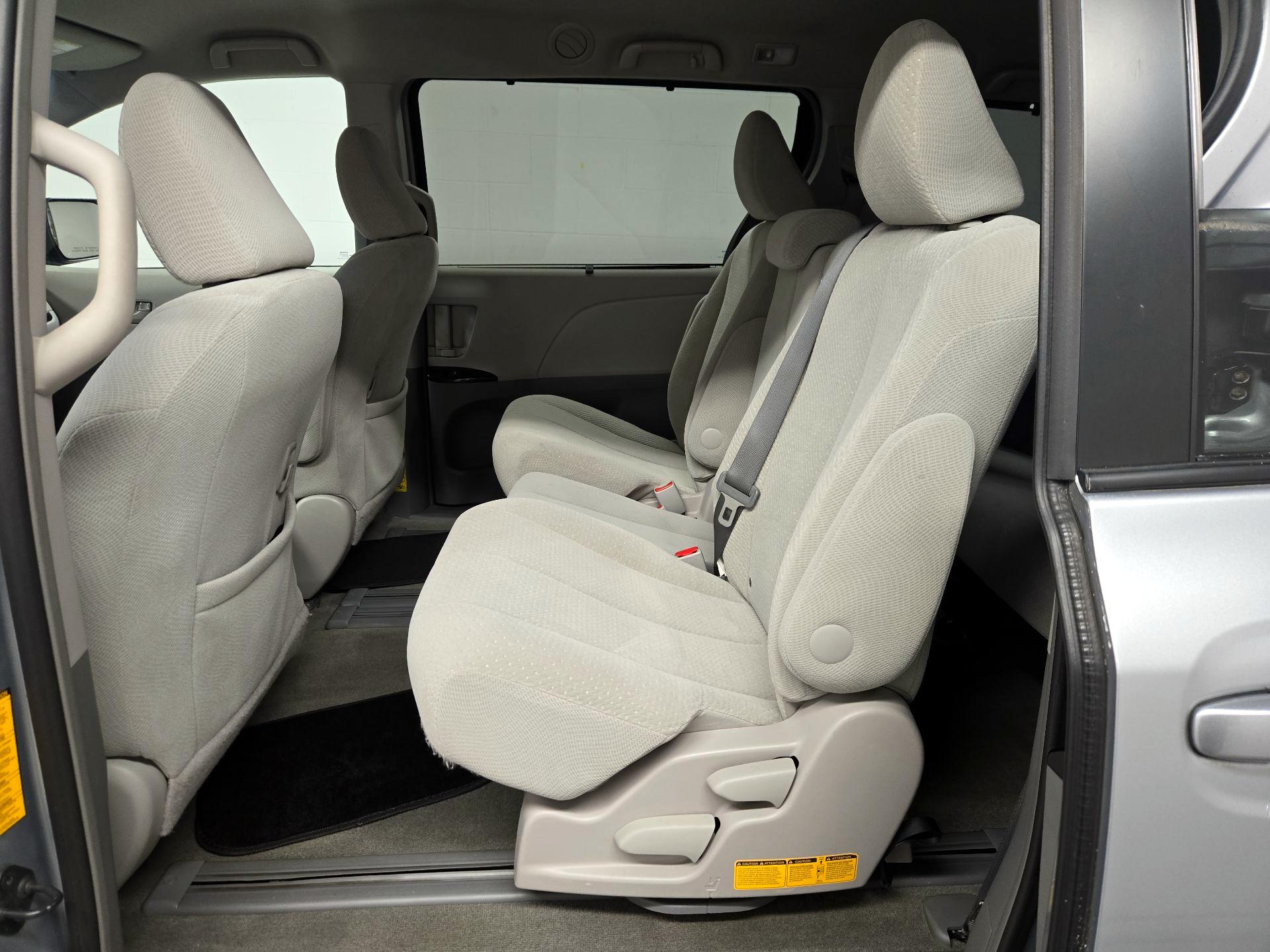 Thumbnail: 2014 Toyota Sienna - 19