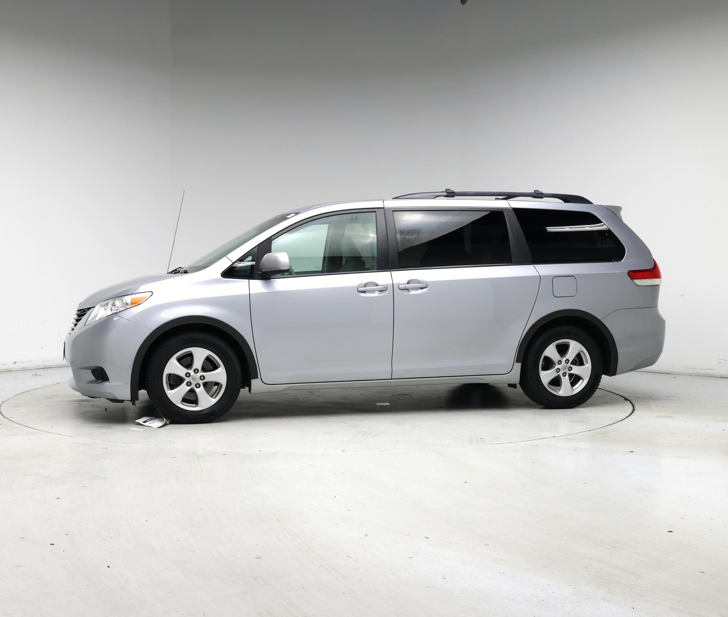Thumbnail: 2014 Toyota Sienna - 3