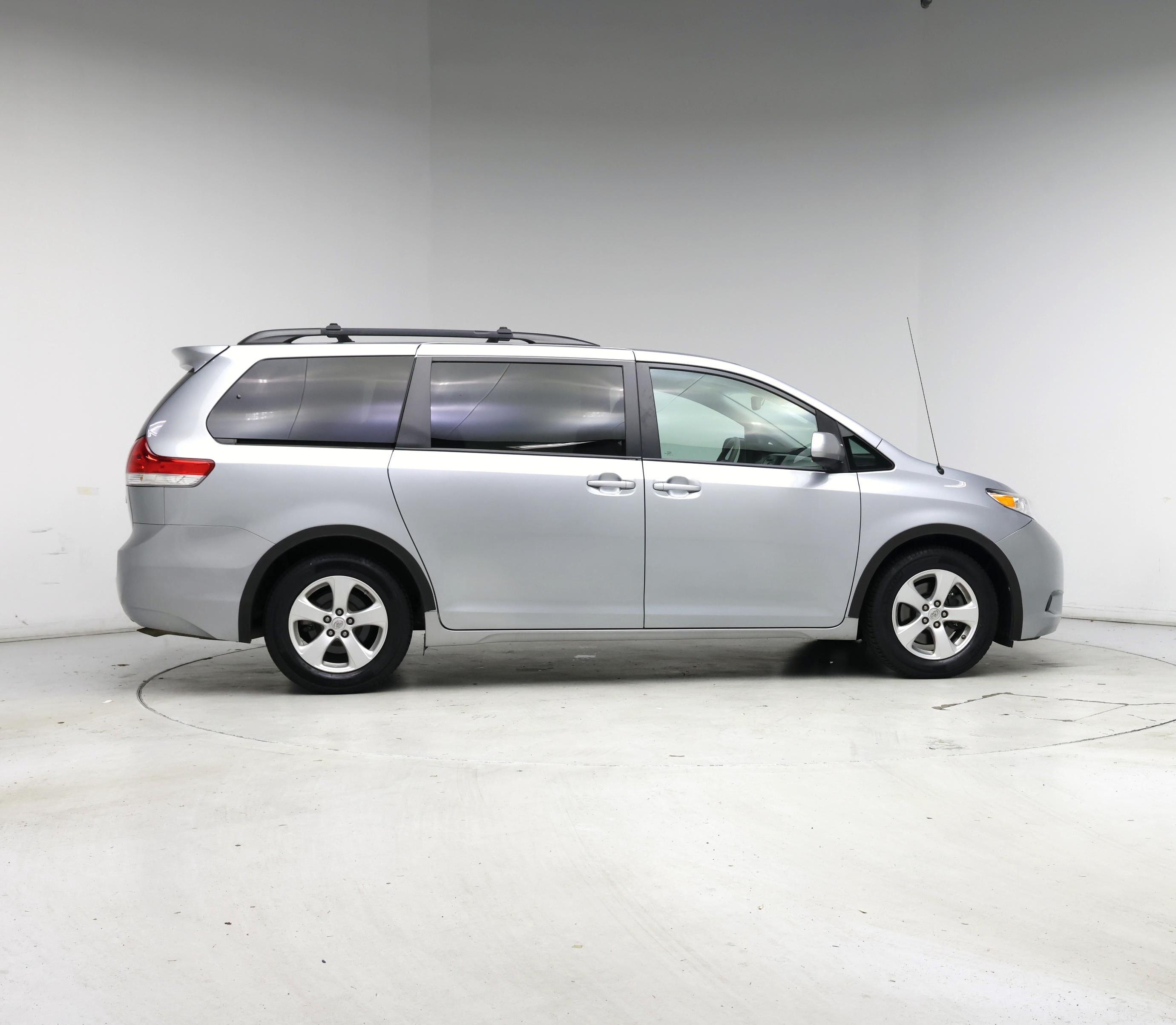 Thumbnail: 2014 Toyota Sienna - 7