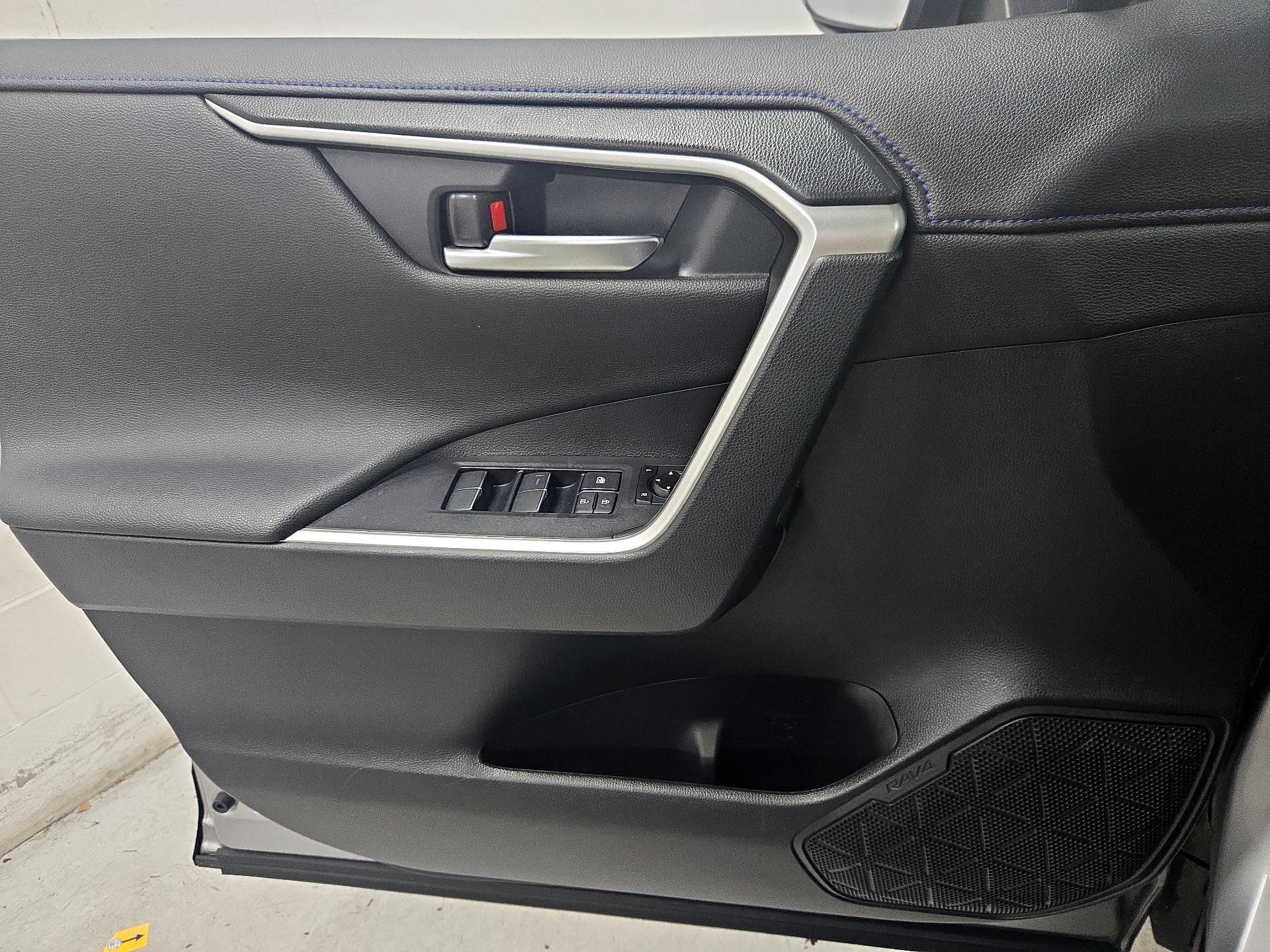 Thumbnail: 2020 Toyota RAV4 - 12