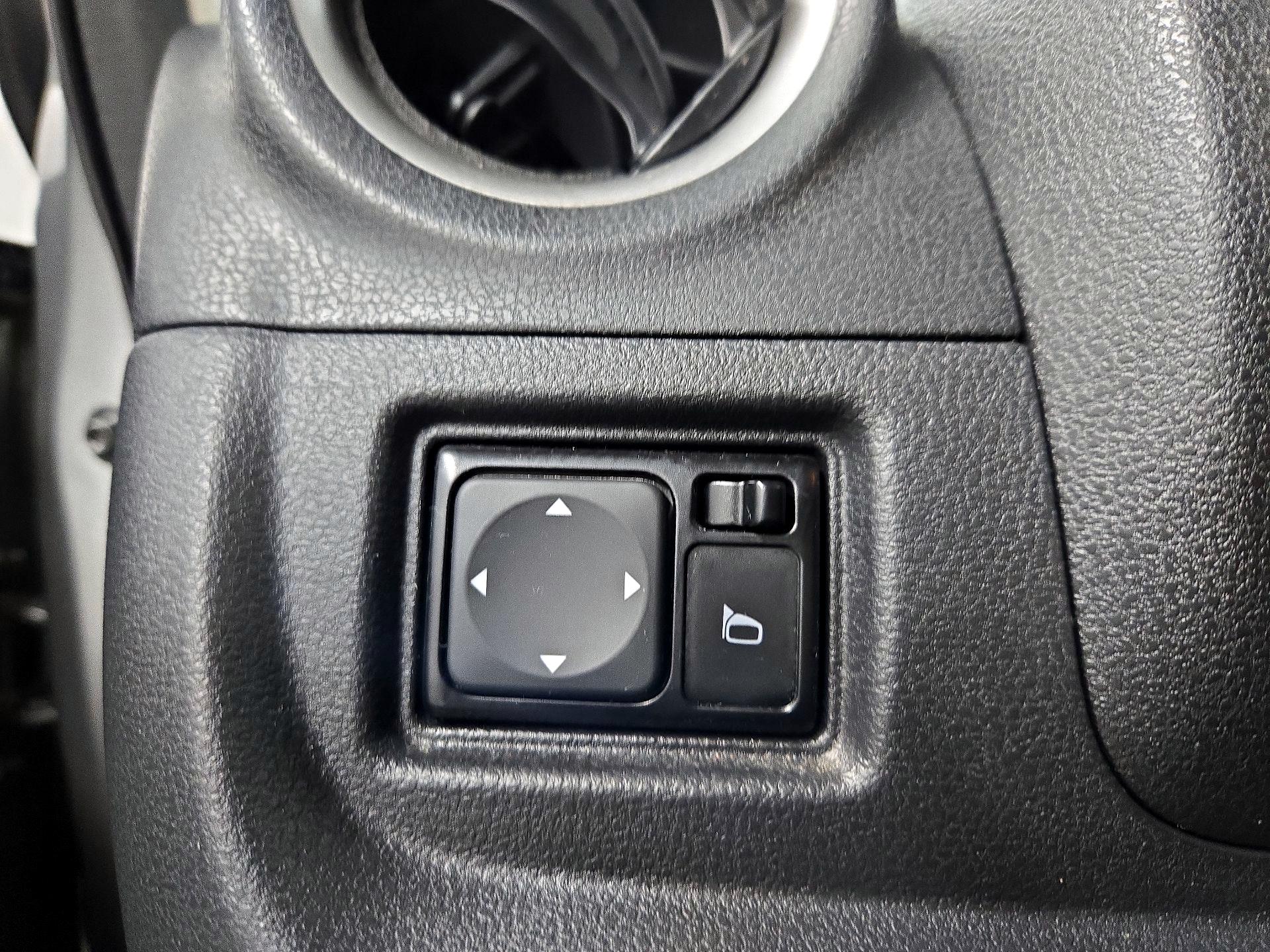 Thumbnail: 2014 Nissan Versa Note - 13