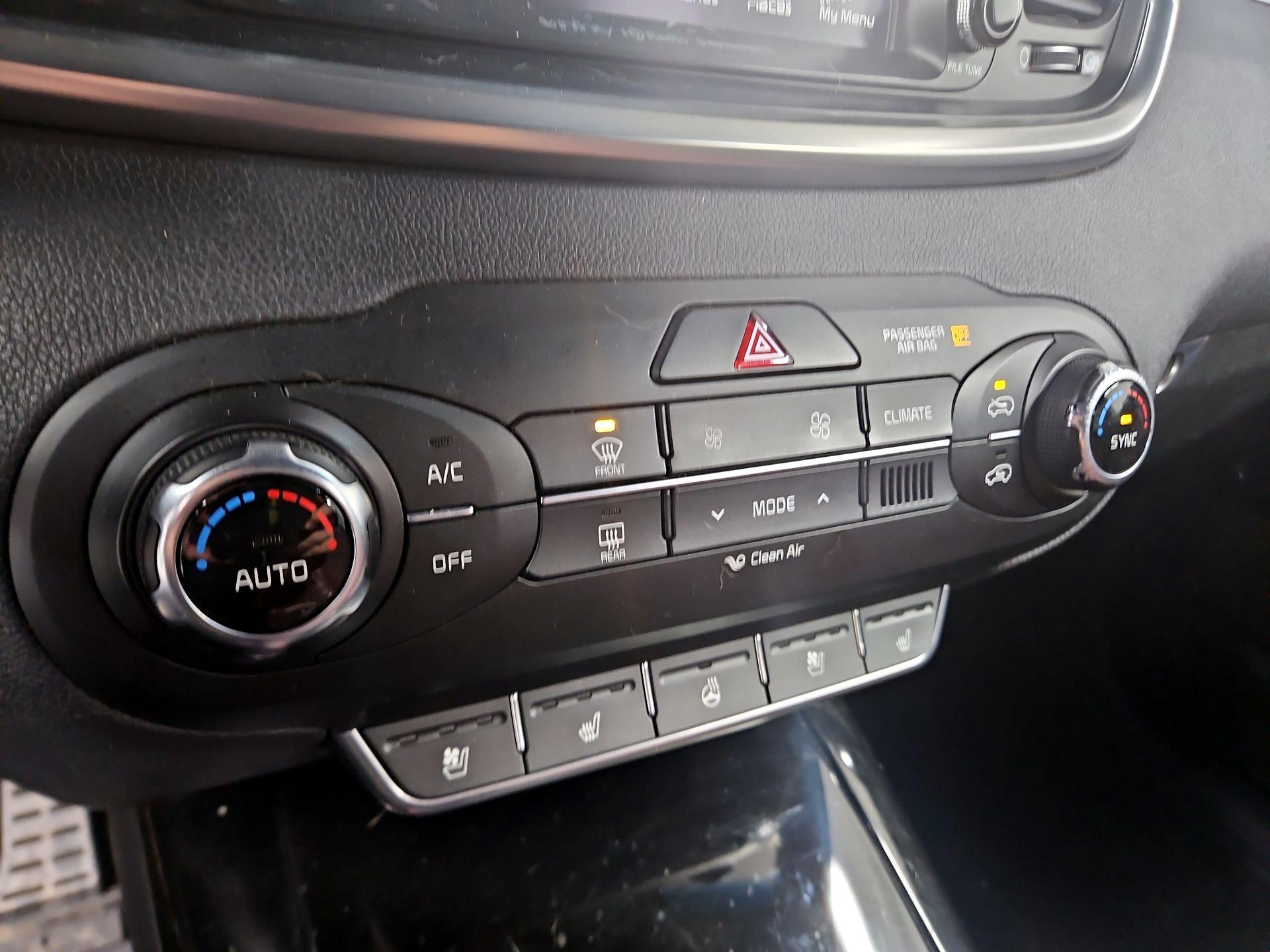 Thumbnail: 2016 Kia Sorento - 17