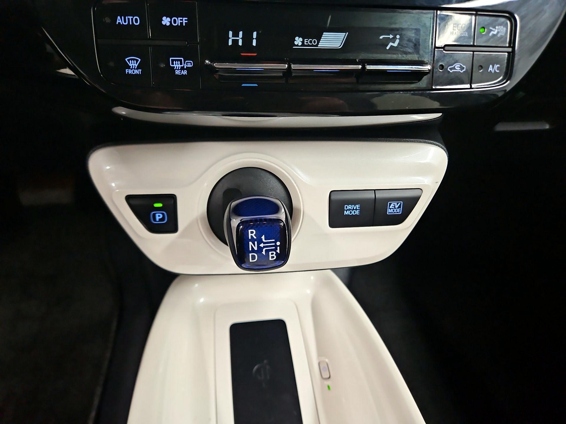 Thumbnail: 2016 Toyota Prius - 18