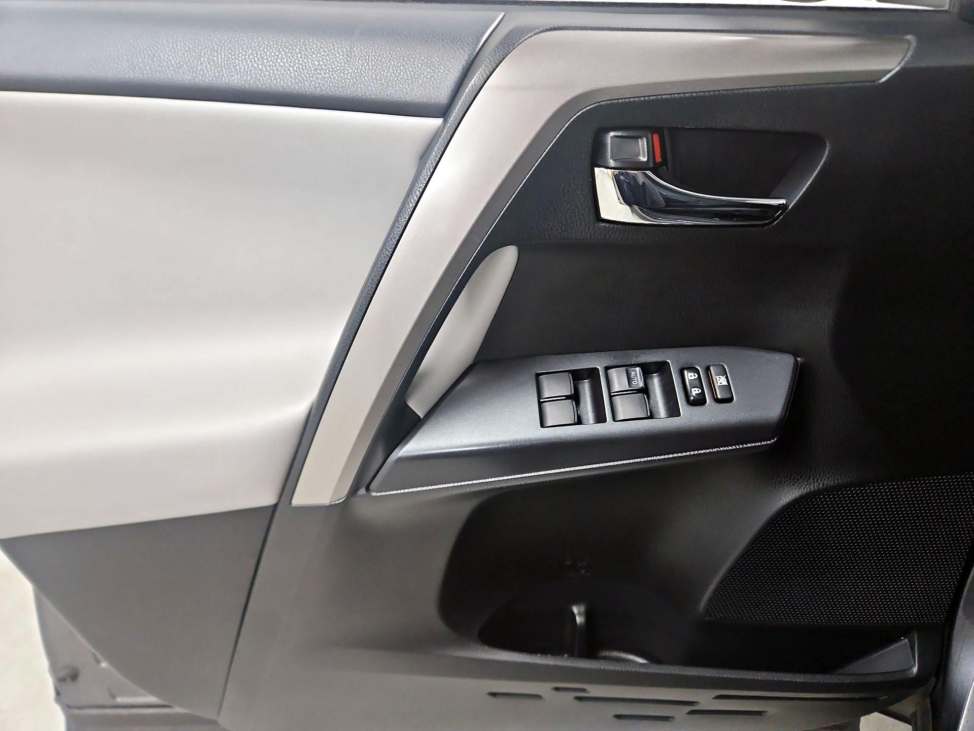 Thumbnail: 2018 Toyota RAV4 - 12