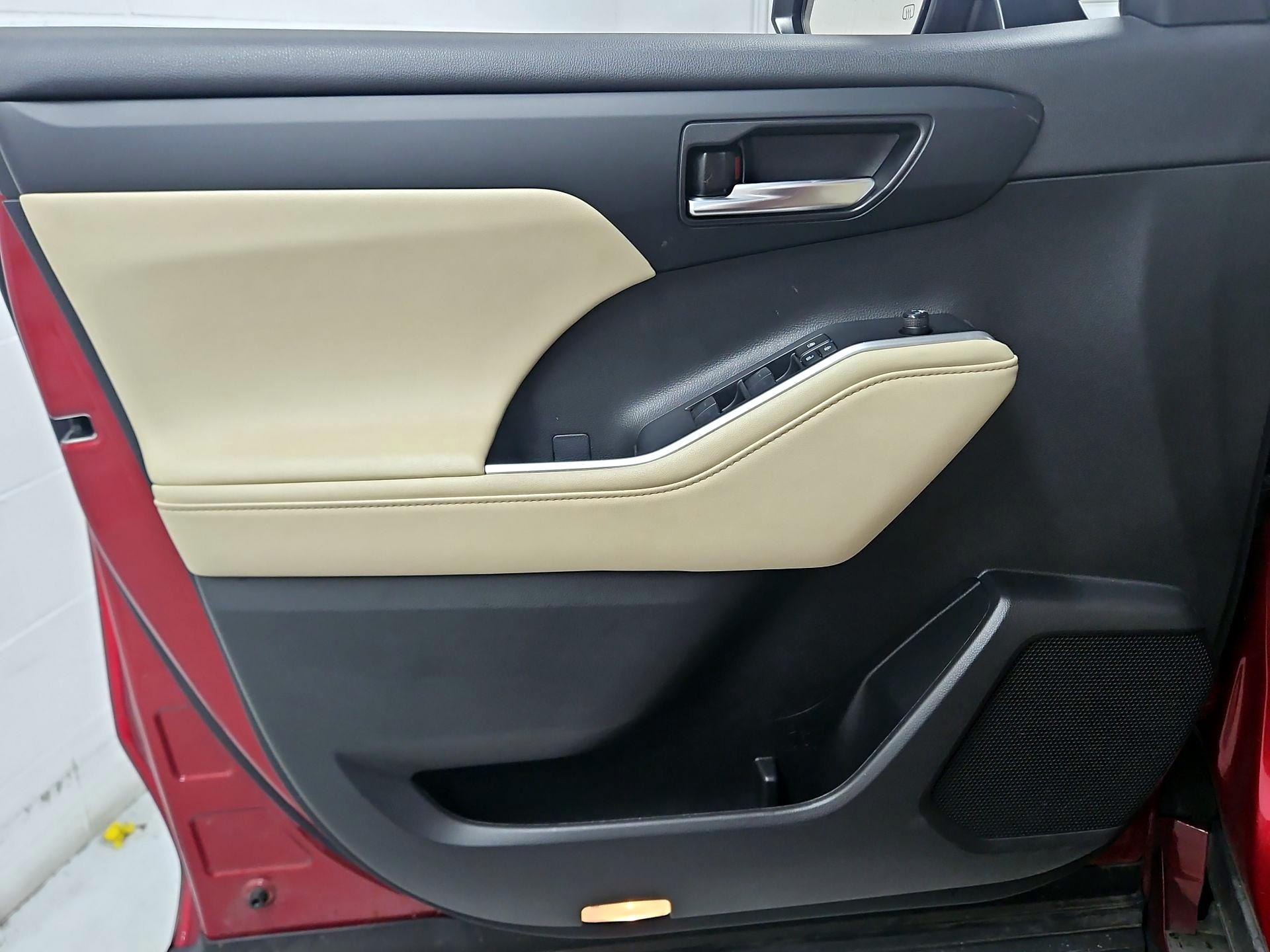 Thumbnail: 2023 Toyota Highlander - 12