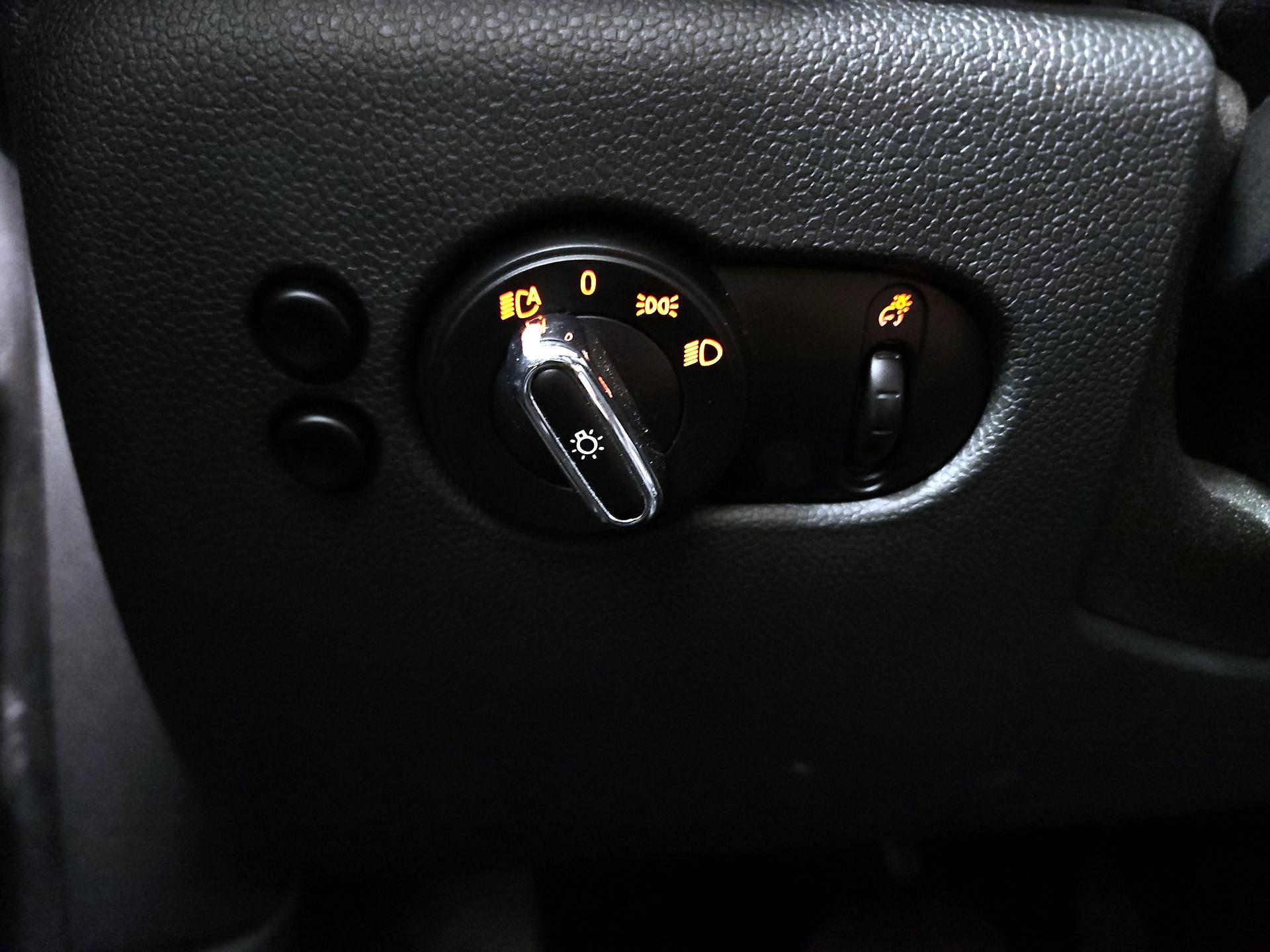 Thumbnail: 2015 MINI Cooper Hardtop - 13