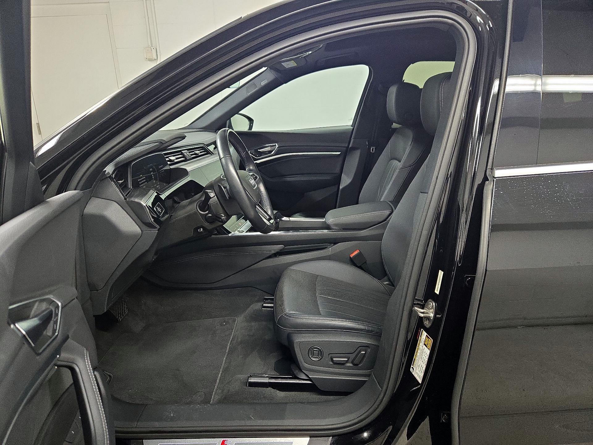 Thumbnail: 2023 Audi e-tron S - 11