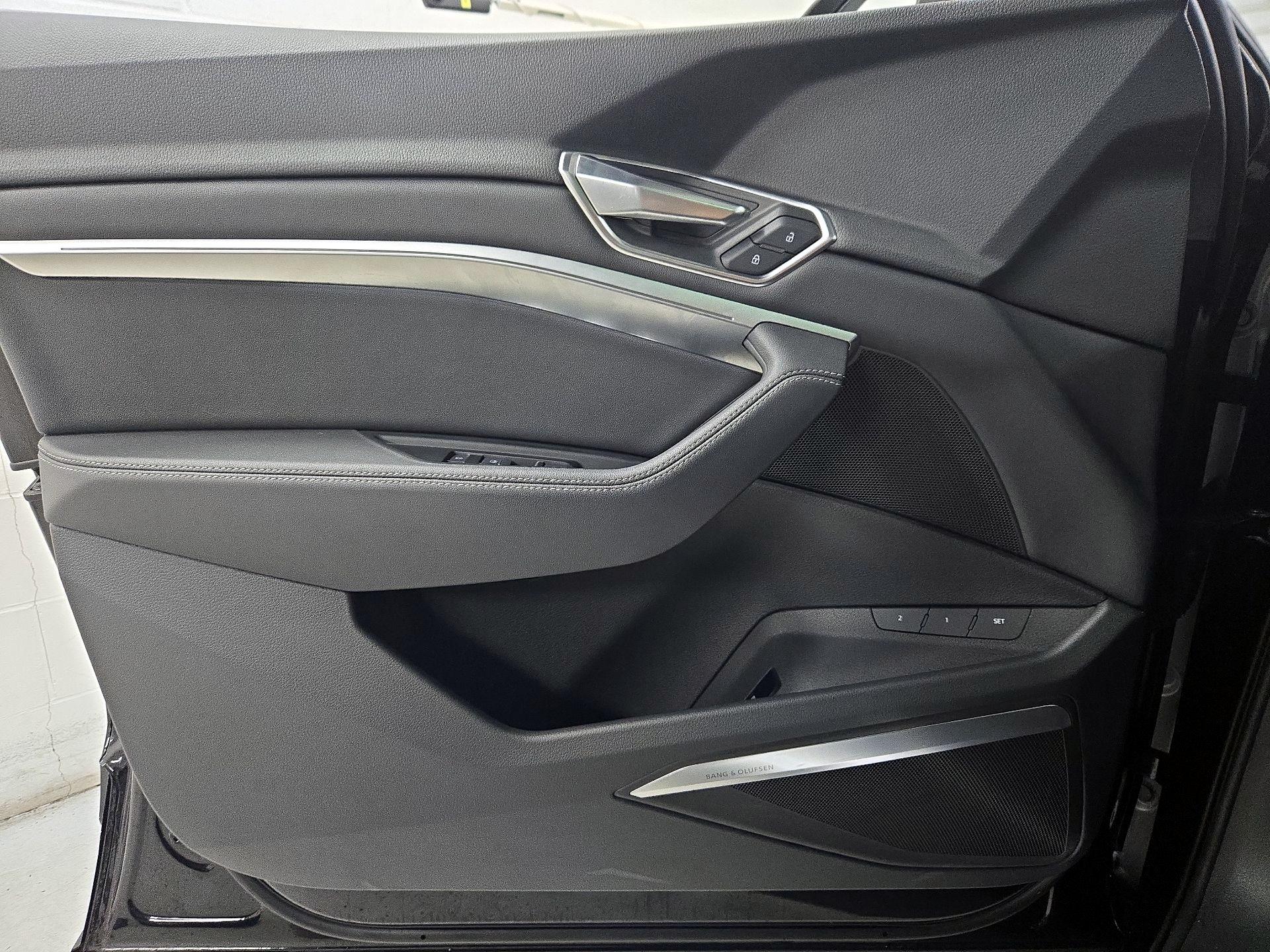 Thumbnail: 2023 Audi e-tron S - 12