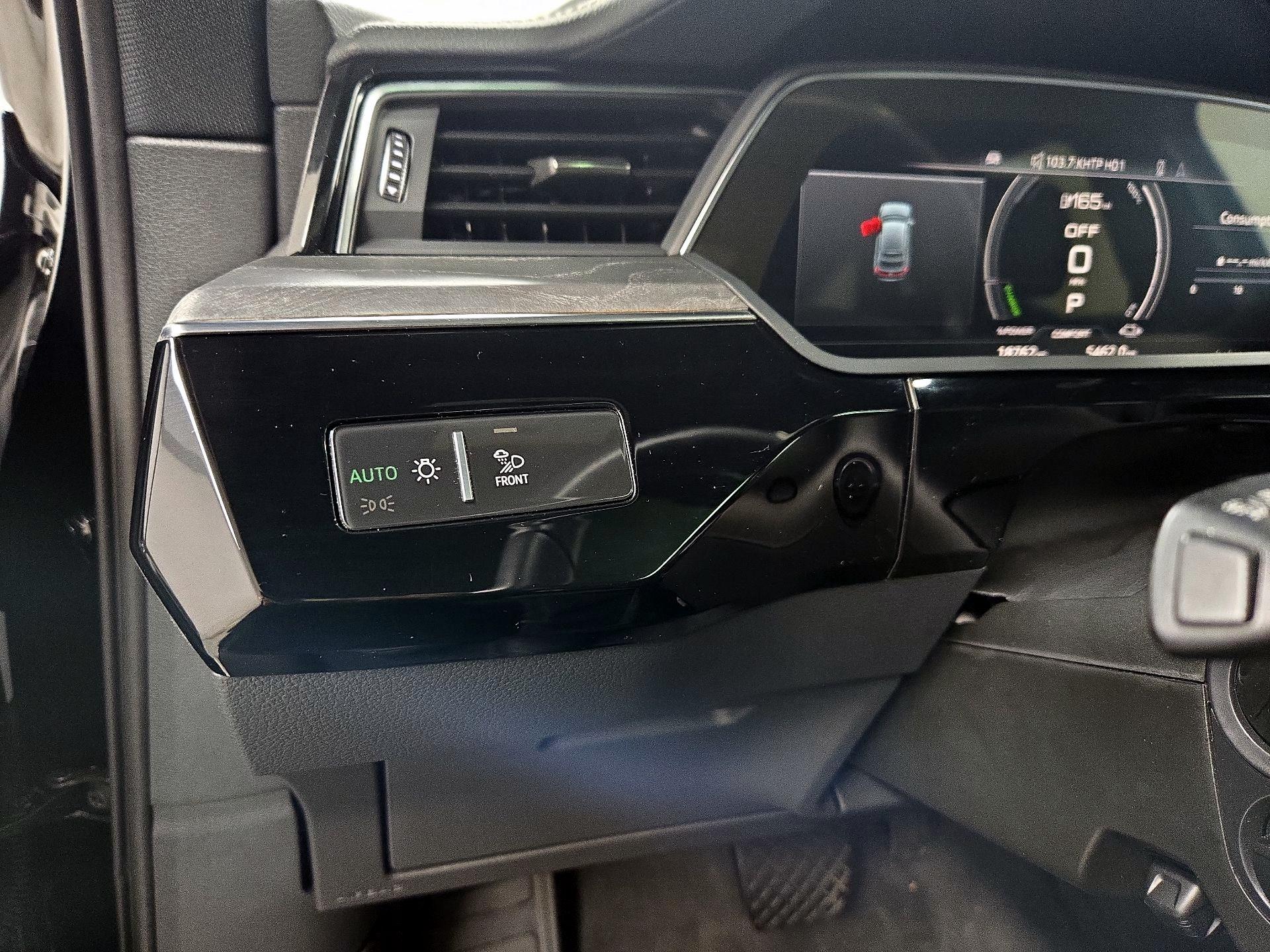 Thumbnail: 2023 Audi e-tron S - 13