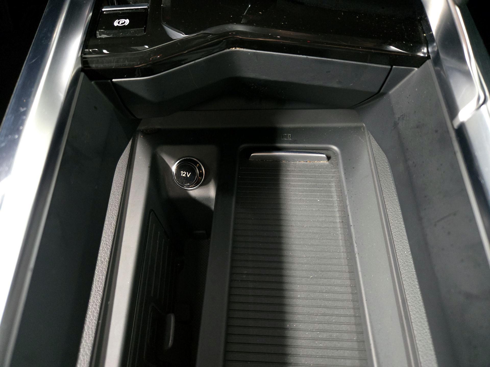 Thumbnail: 2023 Audi e-tron S - 19