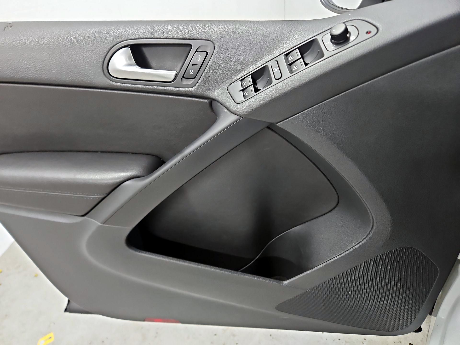 Thumbnail: 2015 Volkswagen Tiguan - 12