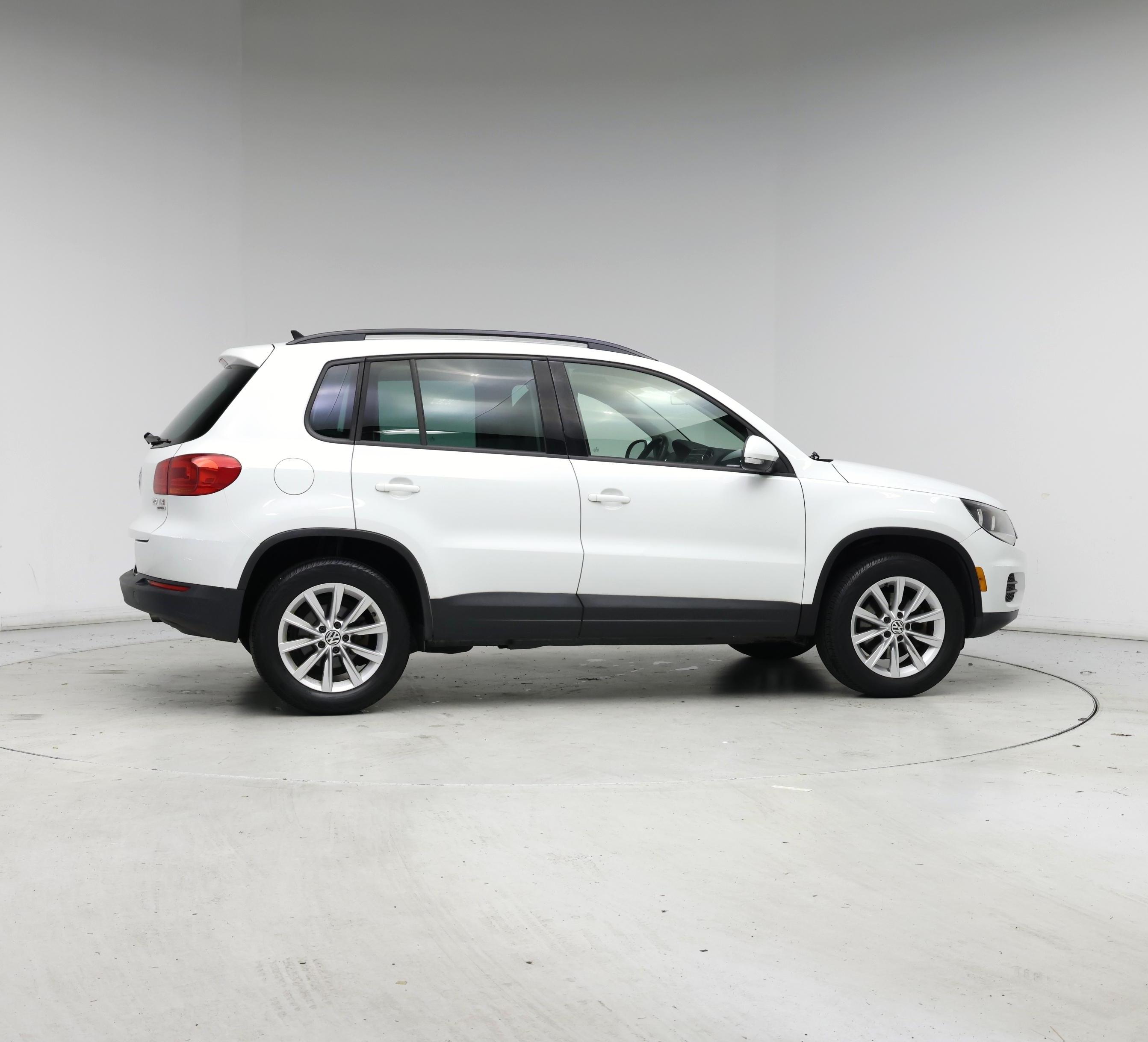 Thumbnail: 2015 Volkswagen Tiguan - 7