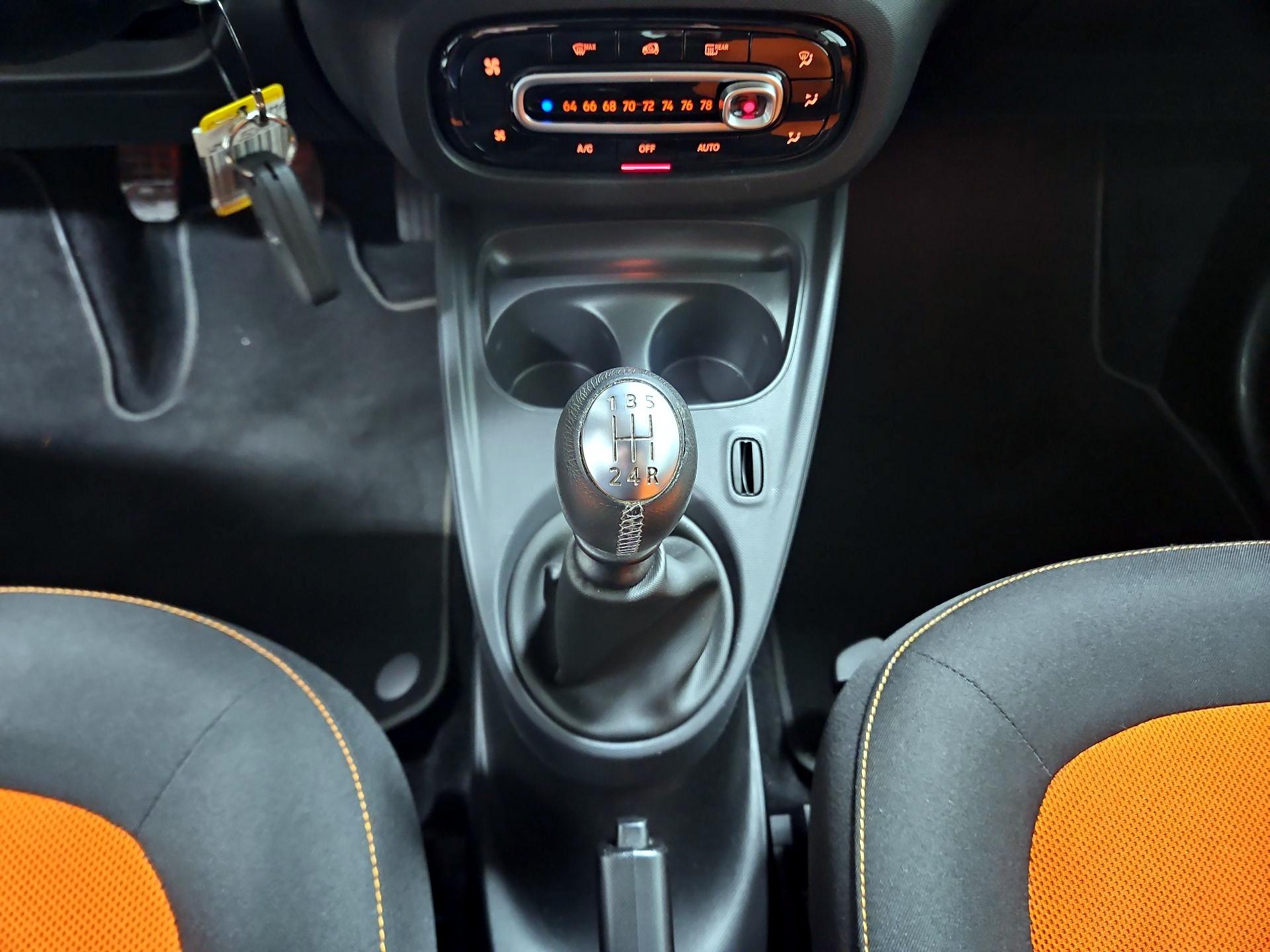 Thumbnail: 2016 smart fortwo - 16