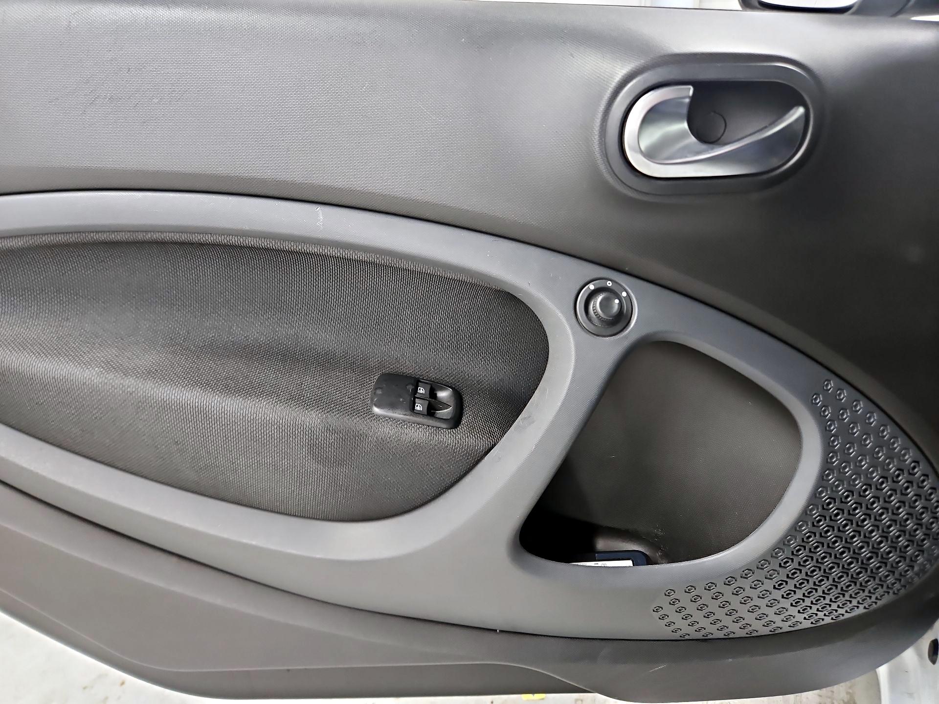 Thumbnail: 2016 smart fortwo - 12