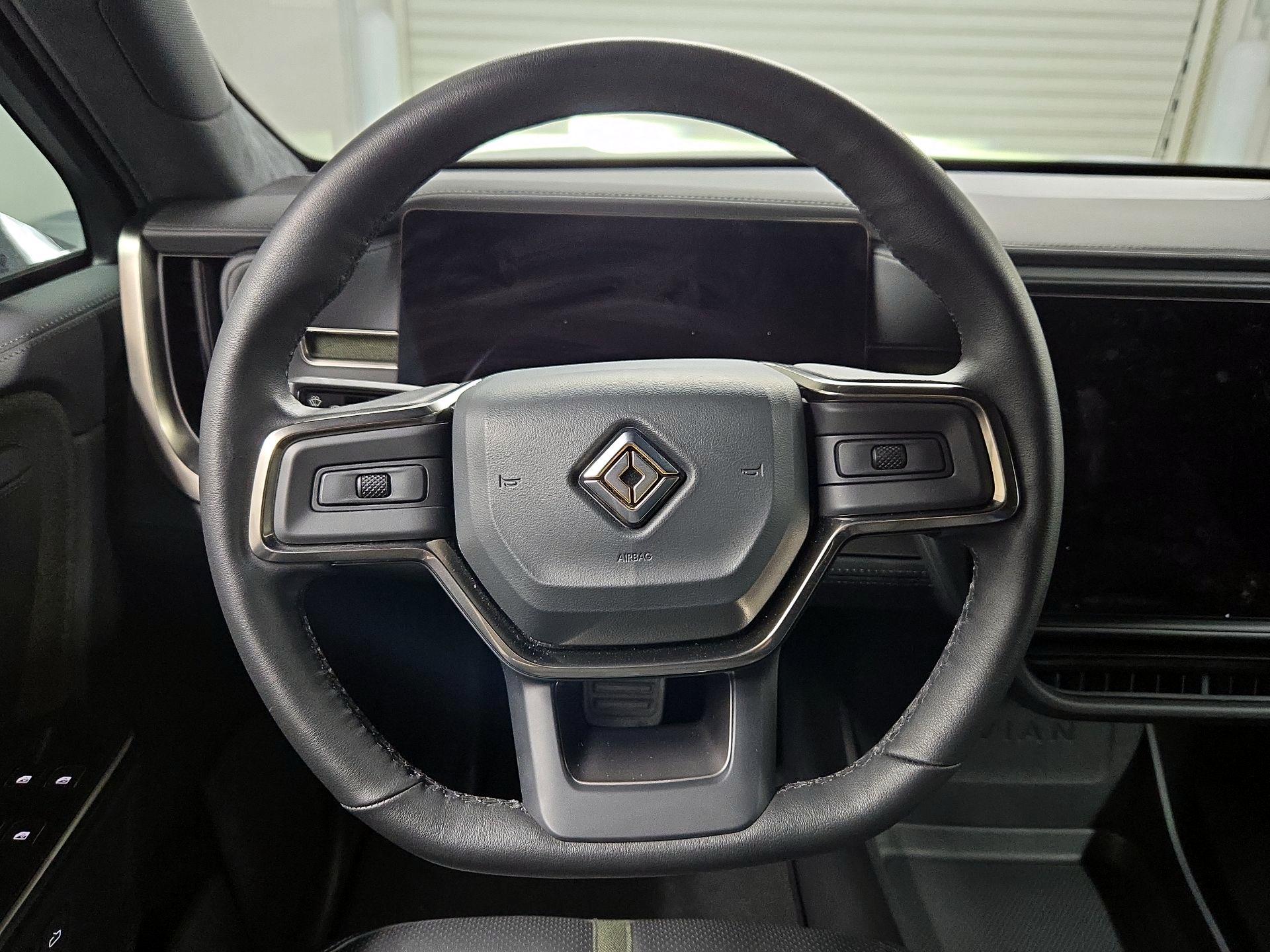 Thumbnail: 2025 Rivian R1S - 10