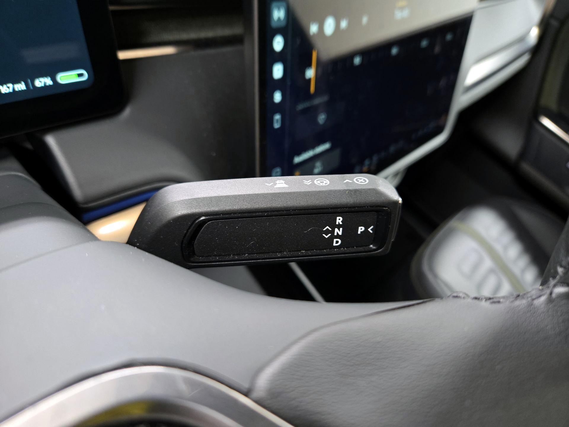 Thumbnail: 2025 Rivian R1S - 17