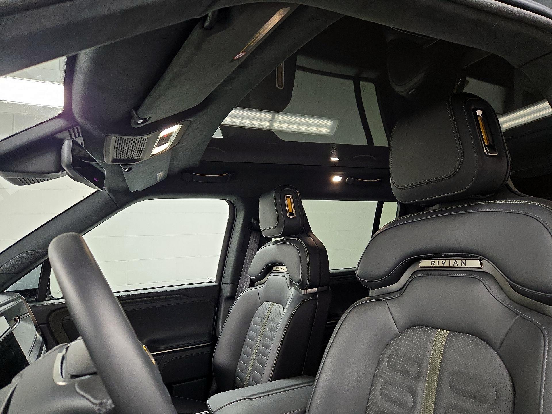 Thumbnail: 2025 Rivian R1S - 18