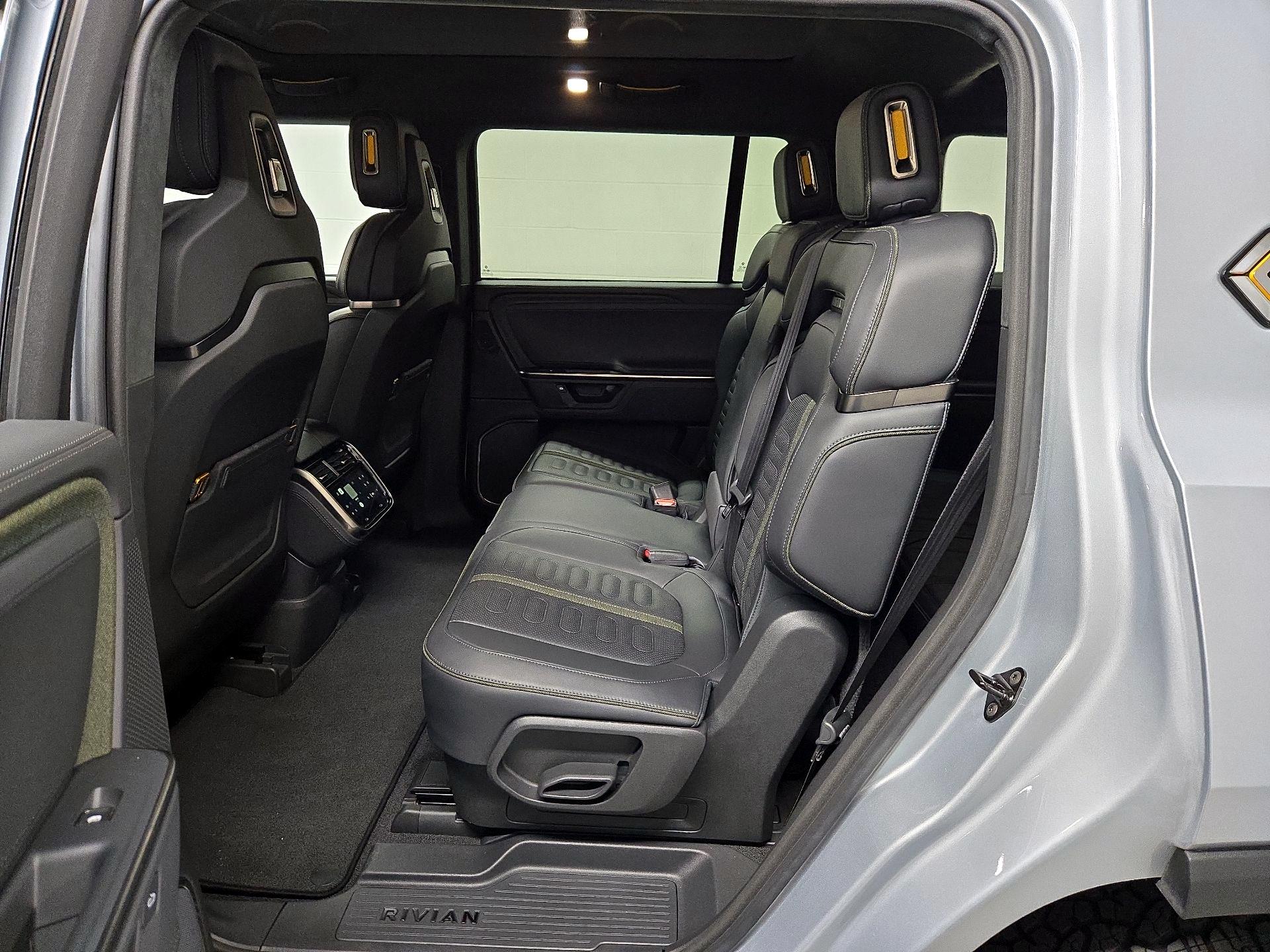 Thumbnail: 2025 Rivian R1S - 19