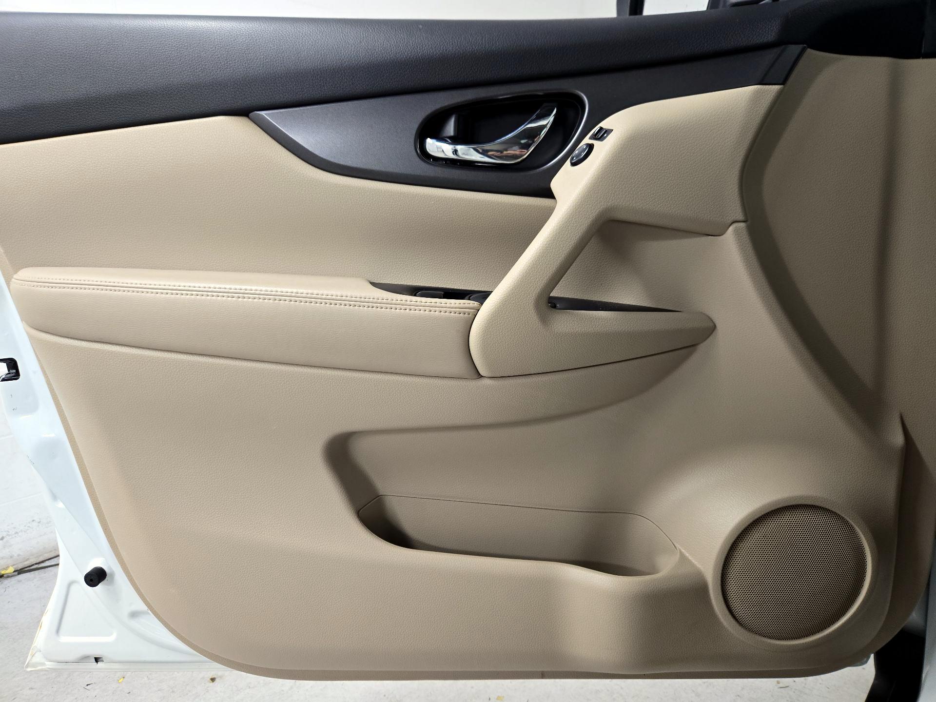 Thumbnail: 2015 Nissan Rogue - 12