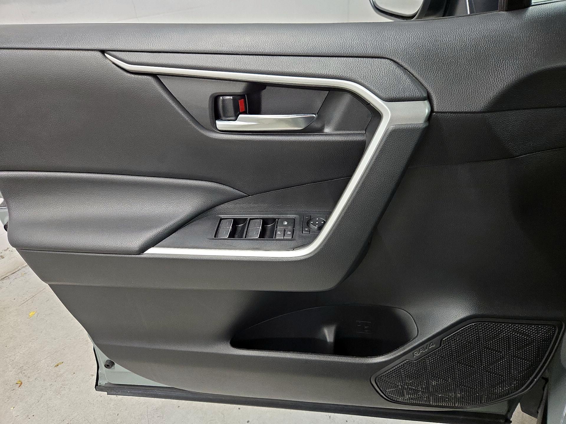 Thumbnail: 2022 Toyota RAV4 - 12