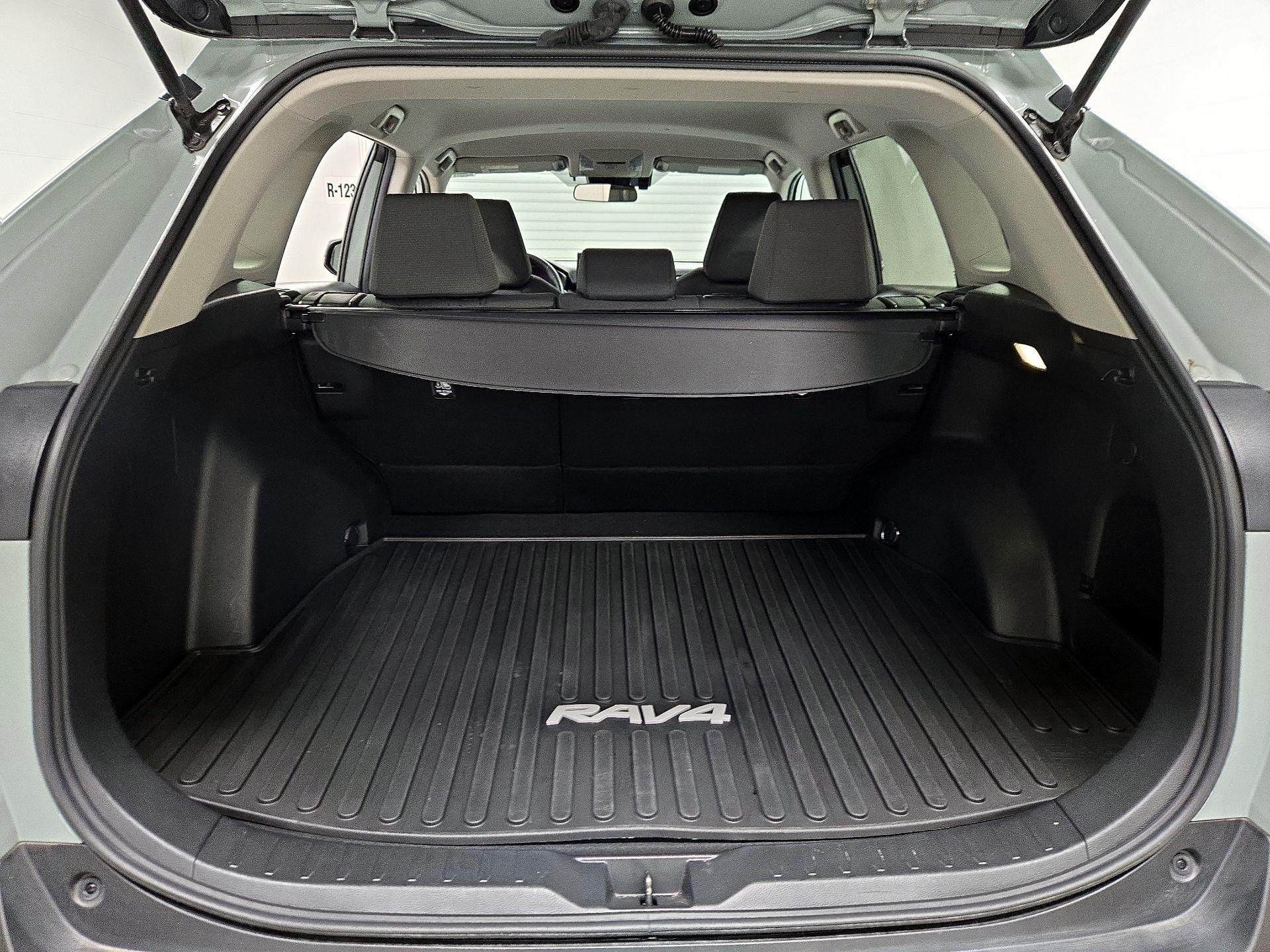 Thumbnail: 2022 Toyota RAV4 - 20