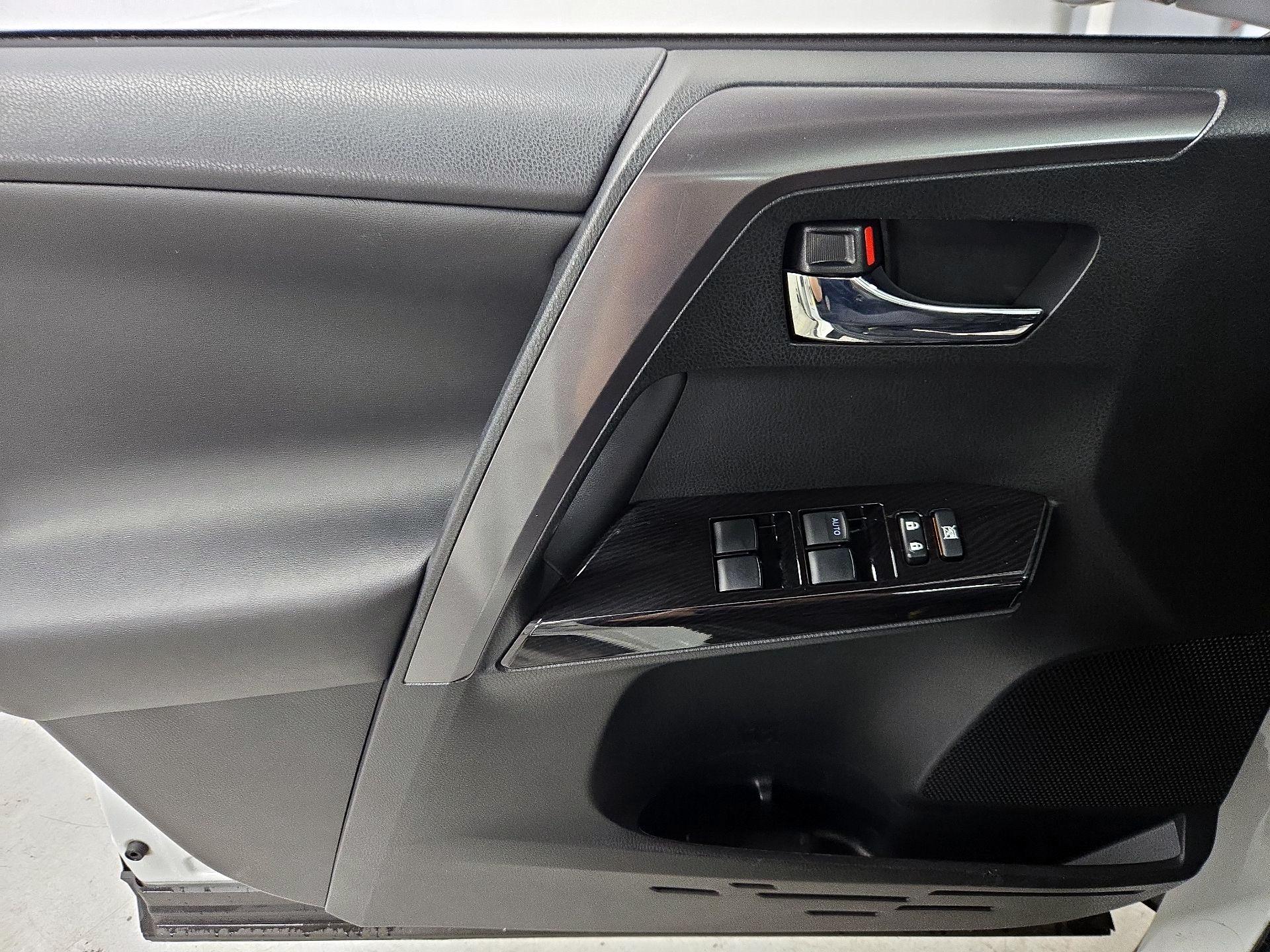 Thumbnail: 2016 Toyota RAV4 - 12