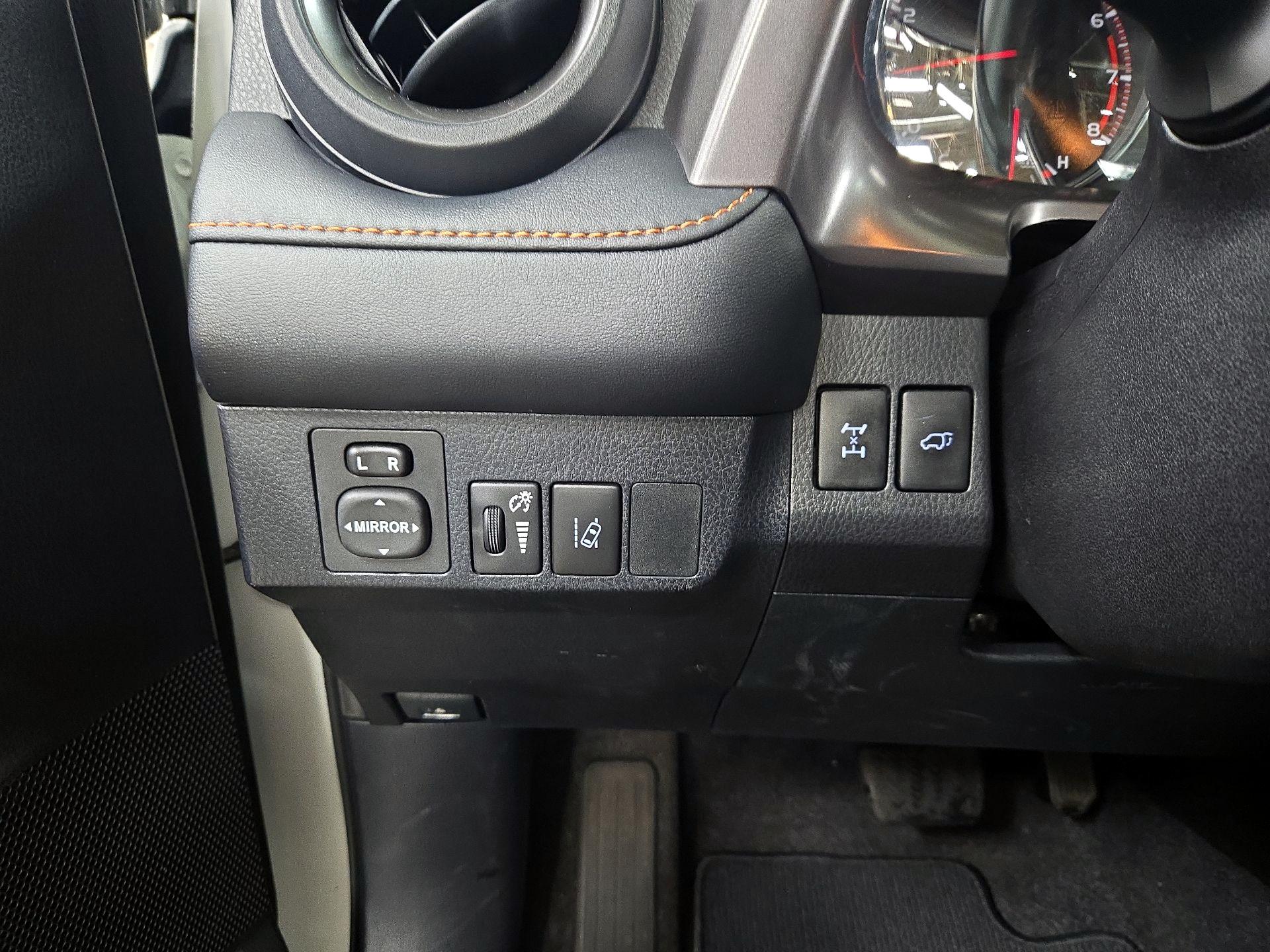 Thumbnail: 2016 Toyota RAV4 - 13