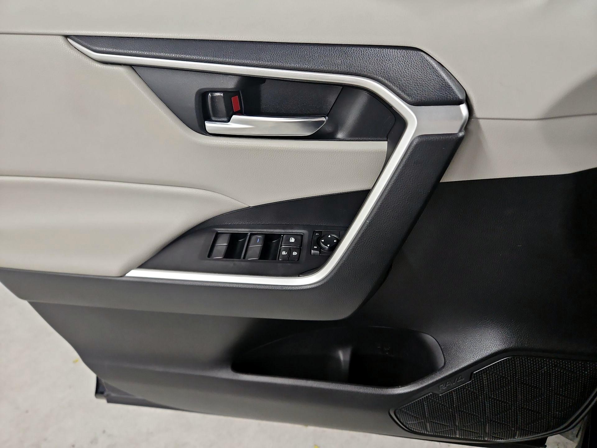 Thumbnail: 2020 Toyota RAV4 - 12