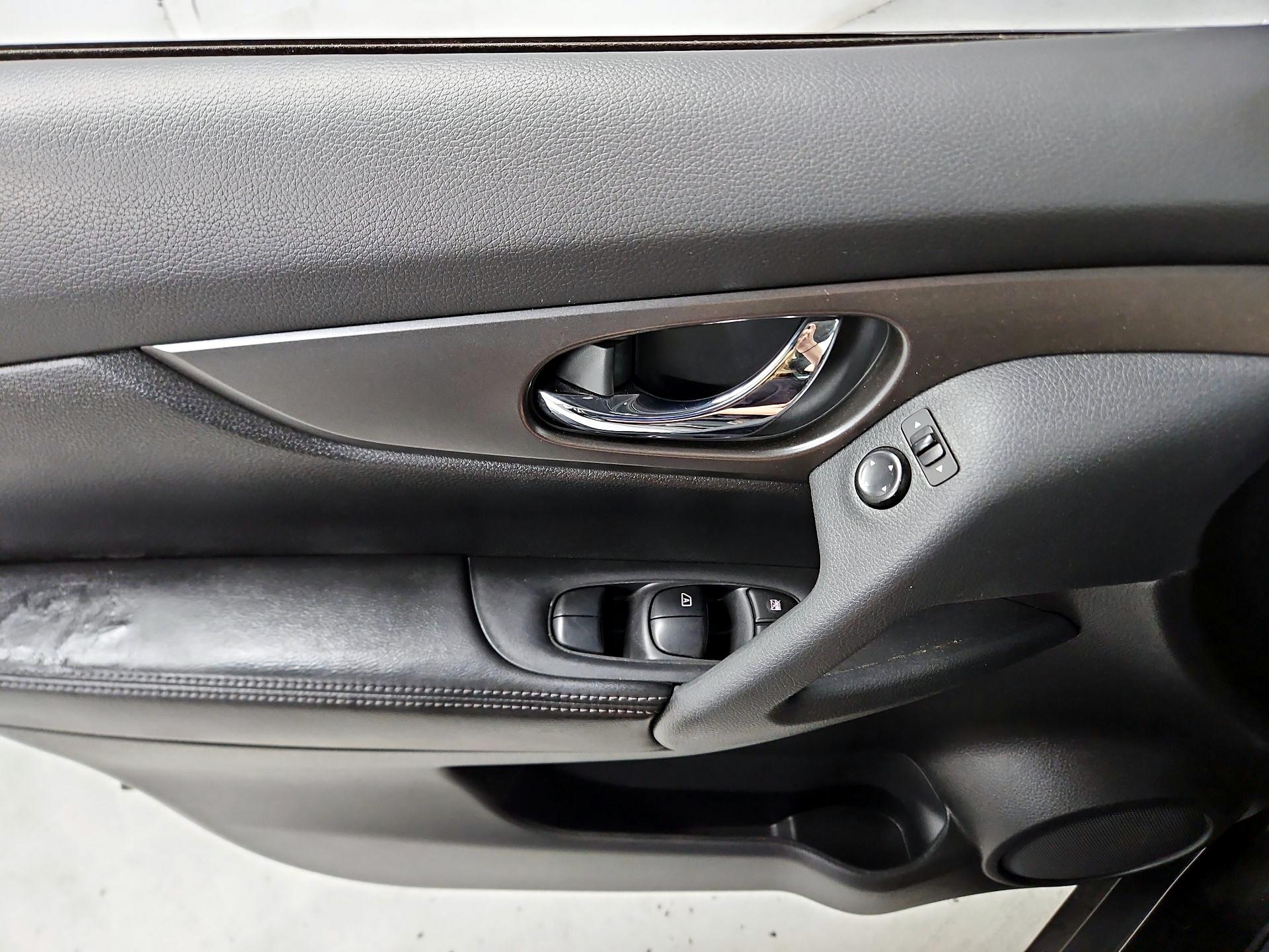 Thumbnail: 2015 Nissan Rogue - 12