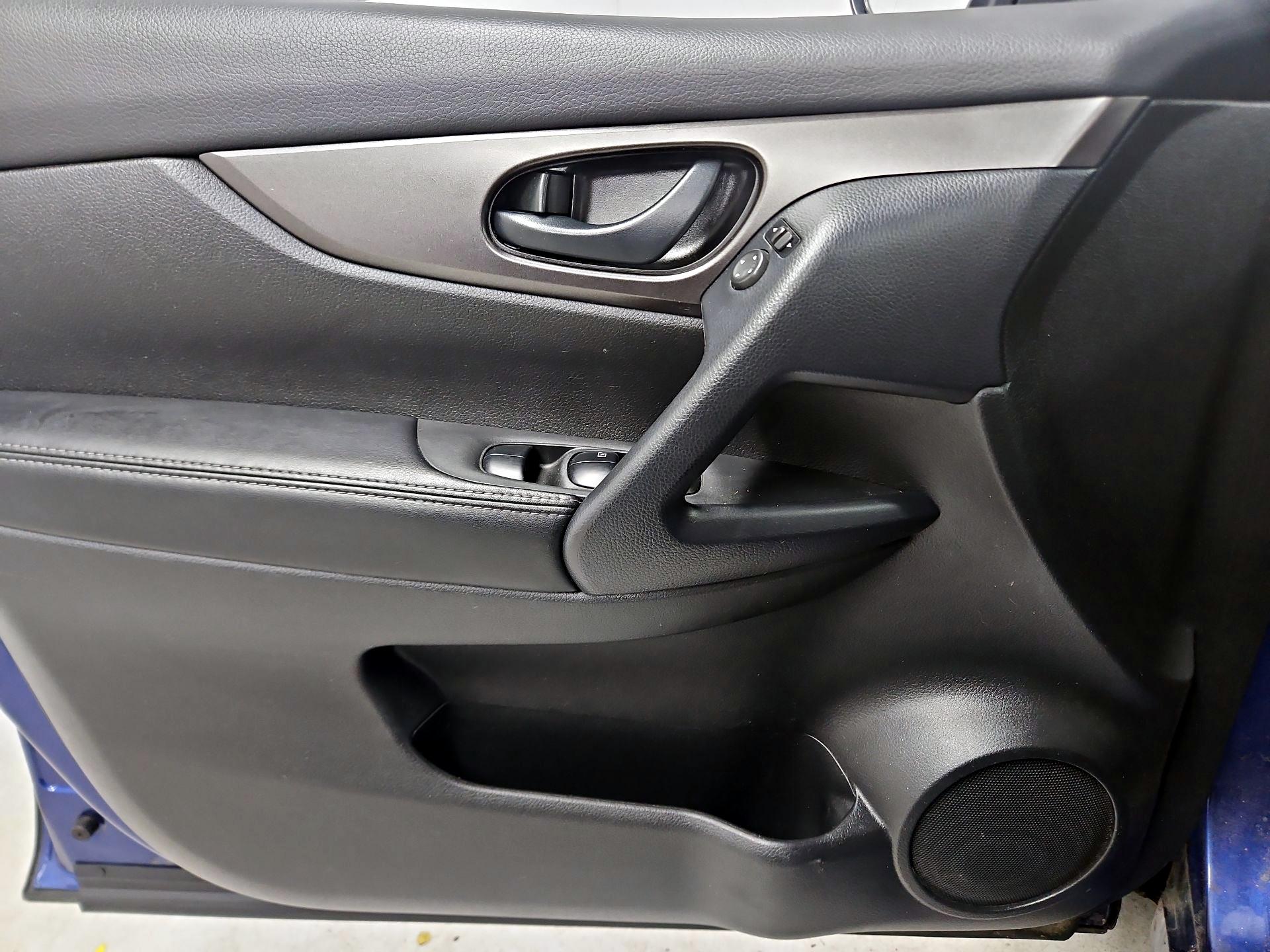 Thumbnail: 2021 Nissan Rogue Sport - 12