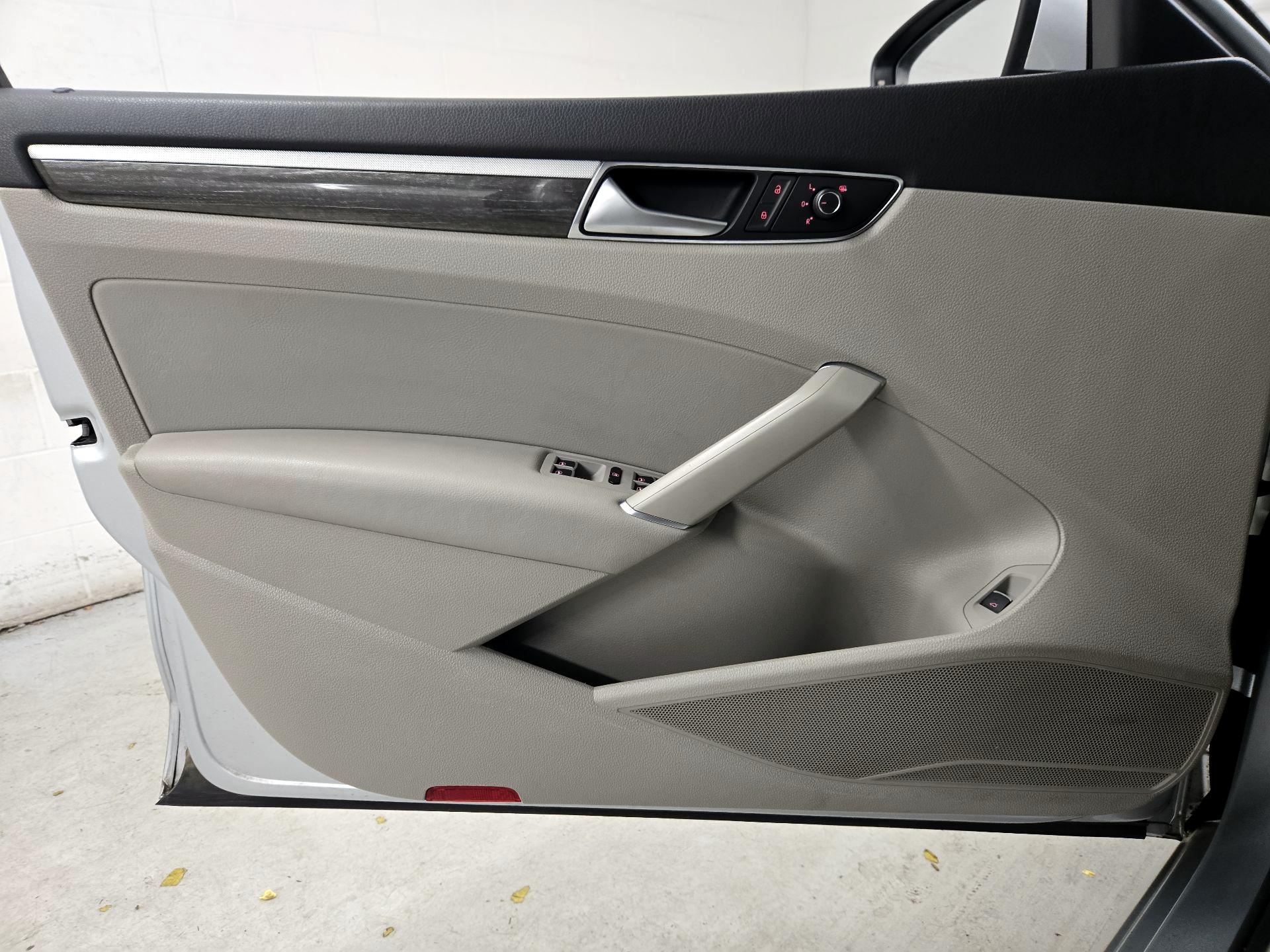 Thumbnail: 2016 Volkswagen Passat - 12